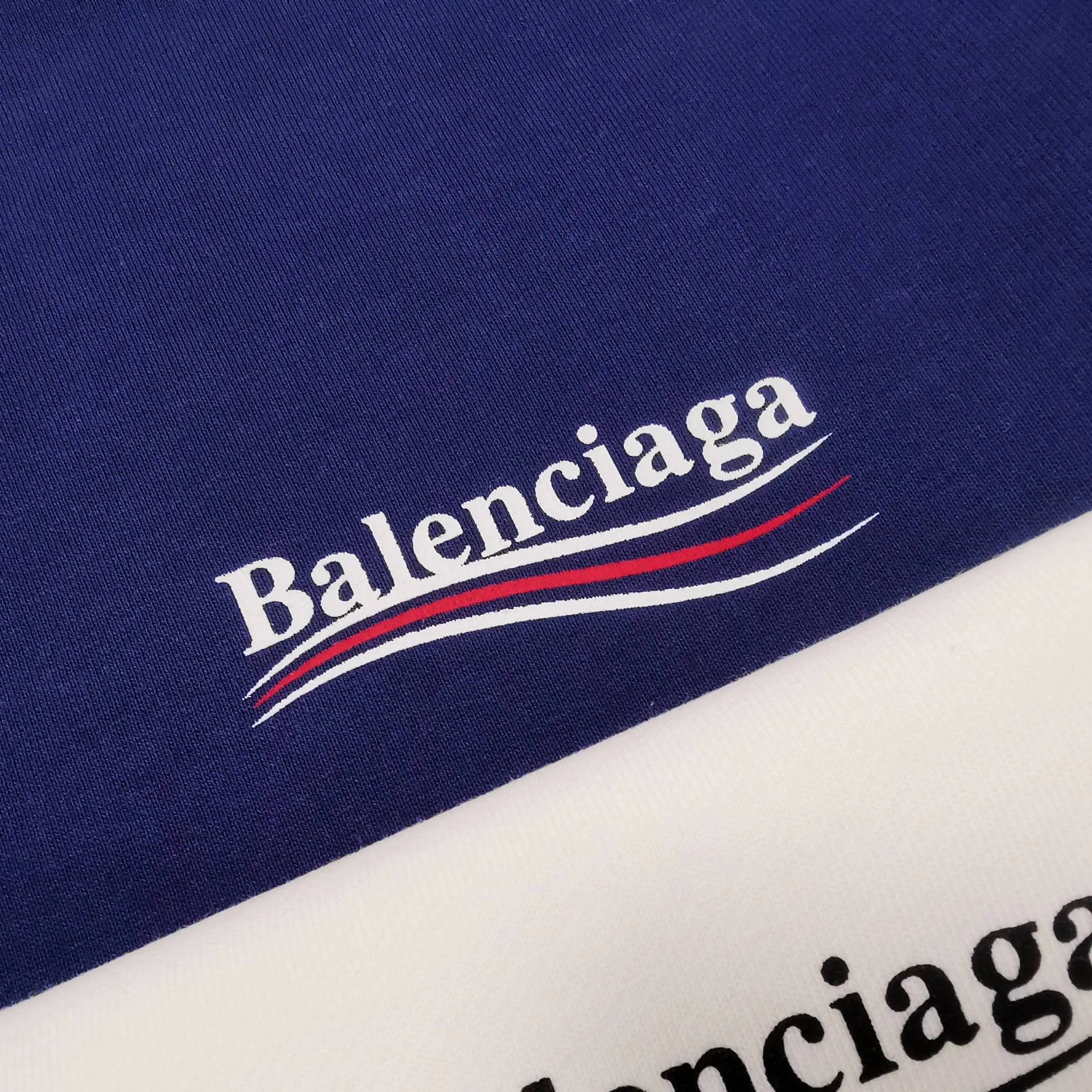 Additional details——Spring and autumn top-notch proven version of Balenciaga Classic Loose Unisex Pure Cotton Round Neck Sweatshirt for Men and Women. Custom-made fabrics and printed accessories are reproduced one-to-one. The fabric surface is treated with dust-free woolen craftsmanship, and the shoulder and chain seams are made of 0.8cm bundled strips inside. The special machine-edged double chain-wrapped thread-stitched pure cotton is here to explain why mine is dozens of yuan more expensive than others: 1. Each model is produced by the company. The details of the workmanship and fabrics are consistent with the original ones. There is no color difference between the ones at the counters. Guaranteed no color difference. Replicas are not scary. Whoever is fake is embarrassed. It’s not shameful to make a replica, it’s shameful if you can’t buy the correct version if you make a replica. All of my series can be found in all major places and will be absolutely stunning!  2. The fabric is made of 460 Paris special fabric. No one can make it better than mine. There is really no way to compare with the ordinary version on the market. Respect it. It is authentic and costs thousands of dollars. Don’t go for the quality of street stalls. 3. The workmanship is fully restored and the packaging is fully restored. 4. I guarantee here that this is the highest quality you can find. Size: XS-L Color: haze blue, navy blue, white P:350
