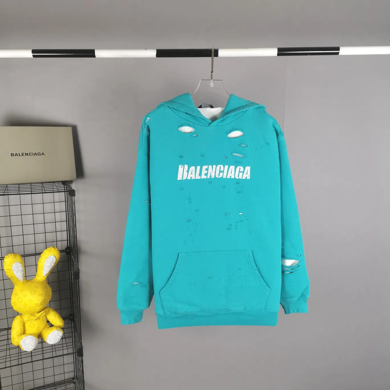 The top tested version of BALENCIAGA's Basic Cracked Sweatshirts and Hoodies for Male and Female Couples Stars can be said to be the most popular item among all the popular items. It has become popular on major self-media e-commerce platforms such as Xiaohongshu and Dewu. Heavy industrial craftsmanship tests the skills of lathes and printing techniques. Huge cost! Fabric: The outer fabric is made of 460g pure cotton fish scale terry fabric + the inner liner is 260g combed cotton. The weight of the ready-made garment exceeds 1kg, which can ❗️100%❗️ restore the drape of zp. The cost of fabric is over one hundred yuan. Washing process: After making the garment, the holes are polished by hand, and then washed to make it look old. The process is extremely complicated! There are more than 200 holes in the entire dress. The collar, cuffs, and hem are torn by hand (with pliers) rather than frayed. This is a more important detail.  Thread: dyed in the same vat with no color difference. Printing: made of special cracked material to achieve the ultimate in breathability and aesthetics! Just like the patterns on a turtle’s back, each one is different!  Accessories: Complete set of customized accessories + Sydney paper Size: XS-L (maximum wear: 230 catties) Color: blue black white purple red cyan P: 570