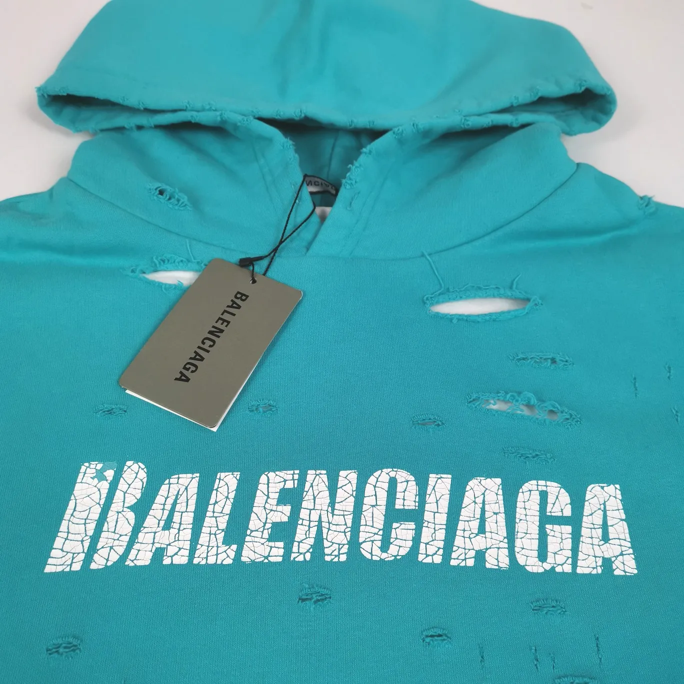 The top tested version of BALENCIAGA's Basic Cracked Sweatshirts and Hoodies for Male and Female Couples Stars can be said to be the most popular item among all the popular items. It has become popular on major self-media e-commerce platforms such as Xiaohongshu and Dewu. Heavy industrial craftsmanship tests the skills of lathes and printing techniques. Huge cost! Fabric: The outer fabric is made of 460g pure cotton fish scale terry fabric + the inner liner is 260g combed cotton. The weight of the ready-made garment exceeds 1kg, which can ❗️100%❗️ restore the drape of zp. The cost of fabric is over one hundred yuan. Washing process: After making the garment, the holes are polished by hand, and then washed to make it look old. The process is extremely complicated! There are more than 200 holes in the entire dress. The collar, cuffs, and hem are torn by hand (with pliers) rather than frayed. This is a more important detail.  Thread: dyed in the same vat with no color difference. Printing: made of special cracked material to achieve the ultimate in breathability and aesthetics! Just like the patterns on a turtle’s back, each one is different!  Accessories: Complete set of customized accessories + Sydney paper Size: XS-L (maximum wear: 230 catties) Color: blue black white purple red cyan P: 570