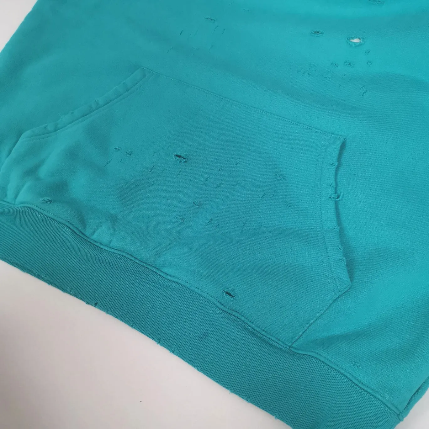The top tested version of BALENCIAGA's Basic Cracked Sweatshirts and Hoodies for Male and Female Couples Stars can be said to be the most popular item among all the popular items. It has become popular on major self-media e-commerce platforms such as Xiaohongshu and Dewu. Heavy industrial craftsmanship tests the skills of lathes and printing techniques. Huge cost! Fabric: The outer fabric is made of 460g pure cotton fish scale terry fabric + the inner liner is 260g combed cotton. The weight of the ready-made garment exceeds 1kg, which can ❗️100%❗️ restore the drape of zp. The cost of fabric is over one hundred yuan. Washing process: After making the garment, the holes are polished by hand, and then washed to make it look old. The process is extremely complicated! There are more than 200 holes in the entire dress. The collar, cuffs, and hem are torn by hand (with pliers) rather than frayed. This is a more important detail.  Thread: dyed in the same vat with no color difference. Printing: made of special cracked material to achieve the ultimate in breathability and aesthetics! Just like the patterns on a turtle’s back, each one is different!  Accessories: Complete set of customized accessories + Sydney paper Size: XS-L (maximum wear: 230 catties) Color: blue black white purple red cyan P: 570