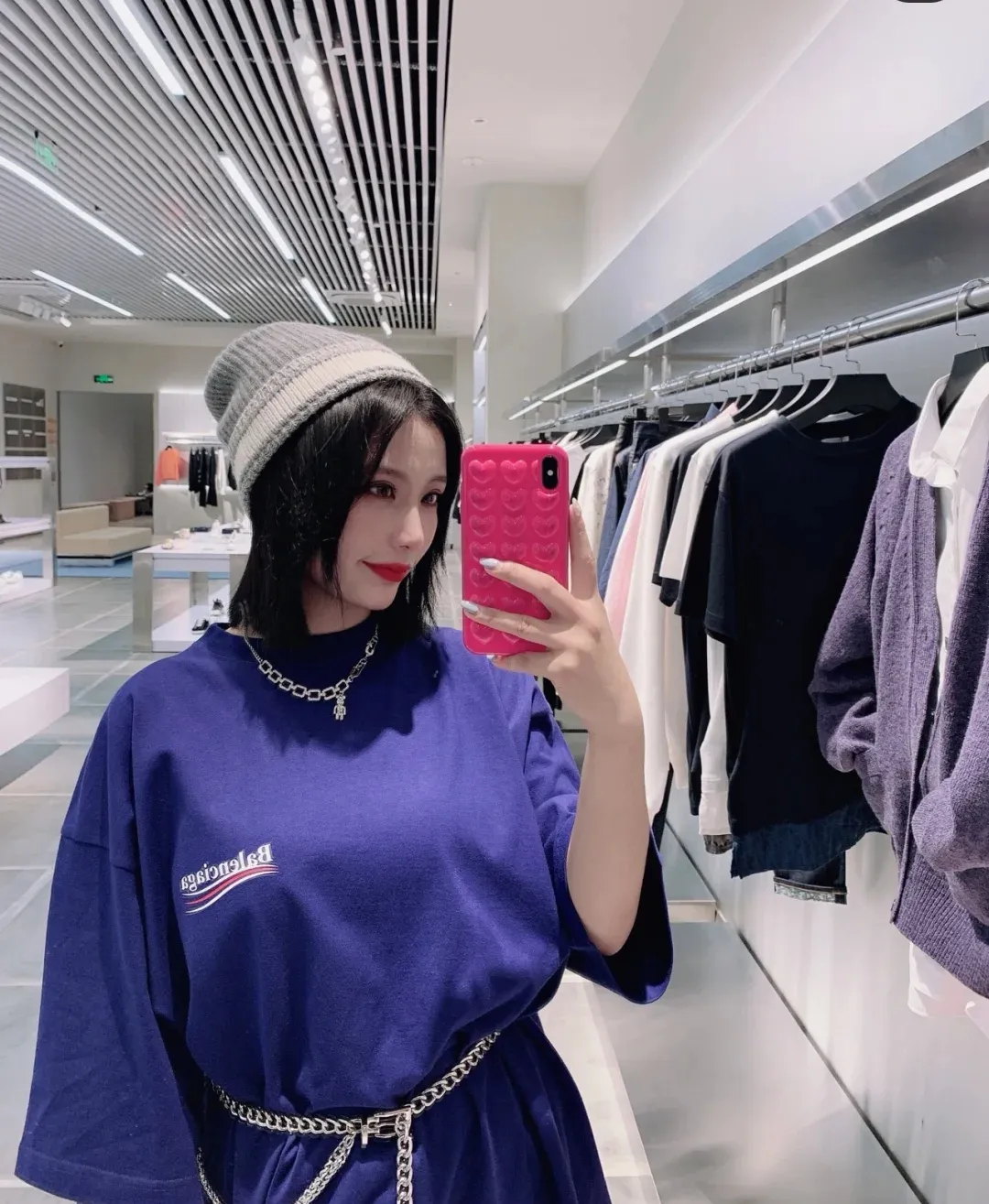 ♻️💯Refer to the model picture for the upper body❤️The top tested version of Balenciaga Classic Loose Unisex Pure Cotton Short Sleeves. Customized fabrics and printed accessories are reproduced one to one. It is made of 280g cotton fabric with 32 count fine double cotton yarn plain weave, and the fabric surface is treated with dust-free woolen craftsmanship. The shoulder and chain seams are made of 0.8cm bundled strips inside, and the double chain stitching on the machine side is made of pure cotton. Here is an explanation of why I am dozens of yuan more expensive than others: 1. Each model is produced by the company. The detailed workmanship and fabrics are consistent with the genuine ones. There is no color difference between the ones at the counters. Guaranteed no color difference. Replicas are not scary. Whoever is fake is embarrassed. It’s not shameful to make a replica, it’s shameful if you can’t buy the correct version if you make a replica. All of my series can be found in all major places and will be absolutely stunning!  2. The fabric is made of 280g Paris-specific double yarn. No one can make better fabrics than mine. There is really no way to compare with the ordinary version on the market. Respect it. It is authentic and costs thousands of dollars. Don’t go for the quality of street stalls. 3. The workmanship has been restored in all aspects. The packaging has been restored in all aspects. 4. I guarantee here that this is the highest quality you can find. Size: XS-L Color; Blue Pink Fluorescent Yellow P: 260