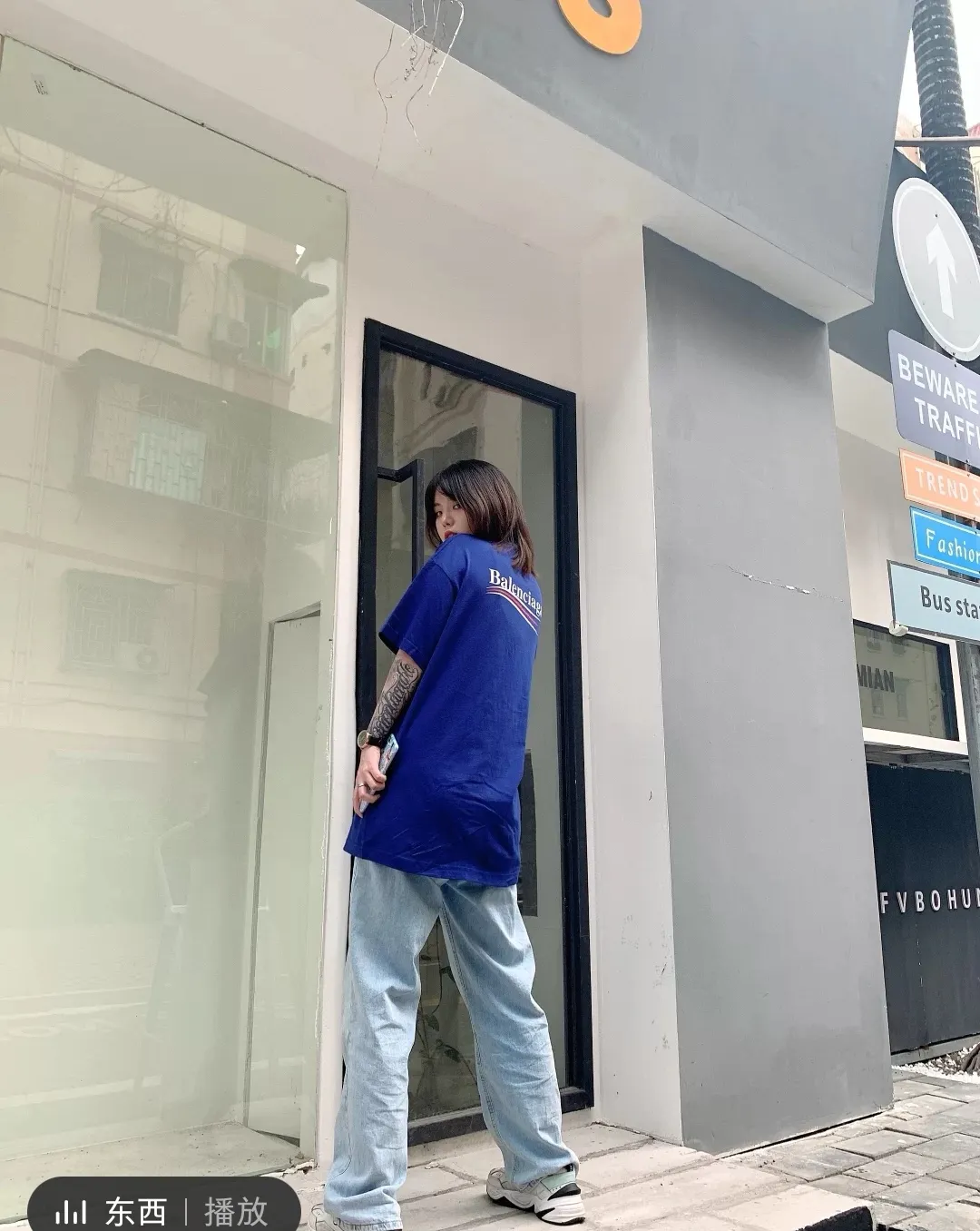 ♻️💯Refer to the model picture for the upper body❤️The top tested version of Balenciaga Classic Loose Unisex Pure Cotton Short Sleeves. Customized fabrics and printed accessories are reproduced one to one. It is made of 280g cotton fabric with 32 count fine double cotton yarn plain weave, and the fabric surface is treated with dust-free woolen craftsmanship. The shoulder and chain seams are made of 0.8cm bundled strips inside, and the double chain stitching on the machine side is made of pure cotton. Here is an explanation of why I am dozens of yuan more expensive than others: 1. Each model is produced by the company. The detailed workmanship and fabrics are consistent with the genuine ones. There is no color difference between the ones at the counters. Guaranteed no color difference. Replicas are not scary. Whoever is fake is embarrassed. It’s not shameful to make a replica, it’s shameful if you can’t buy the correct version if you make a replica. All of my series can be found in all major places and will be absolutely stunning!  2. The fabric is made of 280g Paris-specific double yarn. No one can make better fabrics than mine. There is really no way to compare with the ordinary version on the market. Respect it. It is authentic and costs thousands of dollars. Don’t go for the quality of street stalls. 3. The workmanship has been restored in all aspects. The packaging has been restored in all aspects. 4. I guarantee here that this is the highest quality you can find. Size: XS-L Color; Blue Pink Fluorescent Yellow P: 260