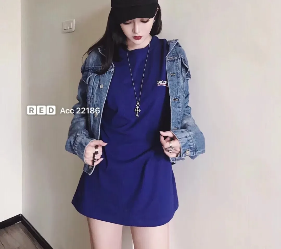 ♻️💯Refer to the model picture for the upper body❤️The top tested version of Balenciaga Classic Loose Unisex Pure Cotton Short Sleeves. Customized fabrics and printed accessories are reproduced one to one. It is made of 280g cotton fabric with 32 count fine double cotton yarn plain weave, and the fabric surface is treated with dust-free woolen craftsmanship. The shoulder and chain seams are made of 0.8cm bundled strips inside, and the double chain stitching on the machine side is made of pure cotton. Here is an explanation of why I am dozens of yuan more expensive than others: 1. Each model is produced by the company. The detailed workmanship and fabrics are consistent with the genuine ones. There is no color difference between the ones at the counters. Guaranteed no color difference. Replicas are not scary. Whoever is fake is embarrassed. It’s not shameful to make a replica, it’s shameful if you can’t buy the correct version if you make a replica. All of my series can be found in all major places and will be absolutely stunning!  2. The fabric is made of 280g Paris-specific double yarn. No one can make better fabrics than mine. There is really no way to compare with the ordinary version on the market. Respect it. It is authentic and costs thousands of dollars. Don’t go for the quality of street stalls. 3. The workmanship has been restored in all aspects. The packaging has been restored in all aspects. 4. I guarantee here that this is the highest quality you can find. Size: XS-L Color; Blue Pink Fluorescent Yellow P: 260