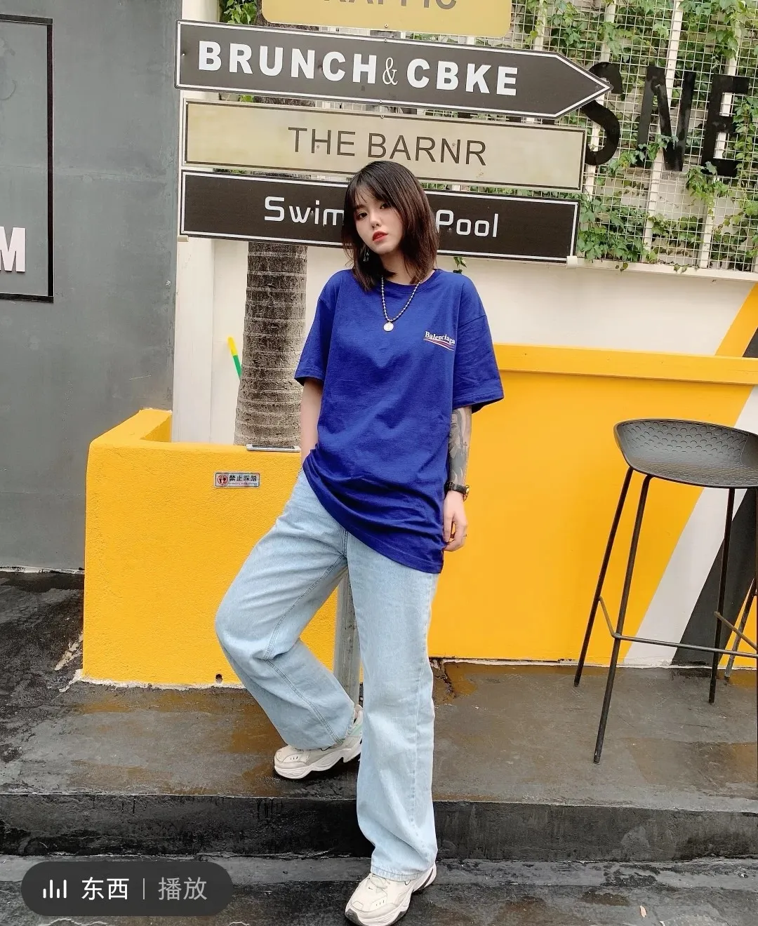 ♻️💯Refer to the model picture for the upper body❤️The top tested version of Balenciaga Classic Loose Unisex Pure Cotton Short Sleeves. Customized fabrics and printed accessories are reproduced one to one. It is made of 280g cotton fabric with 32 count fine double cotton yarn plain weave, and the fabric surface is treated with dust-free woolen craftsmanship. The shoulder and chain seams are made of 0.8cm bundled strips inside, and the double chain stitching on the machine side is made of pure cotton. Here is an explanation of why I am dozens of yuan more expensive than others: 1. Each model is produced by the company. The detailed workmanship and fabrics are consistent with the genuine ones. There is no color difference between the ones at the counters. Guaranteed no color difference. Replicas are not scary. Whoever is fake is embarrassed. It’s not shameful to make a replica, it’s shameful if you can’t buy the correct version if you make a replica. All of my series can be found in all major places and will be absolutely stunning!  2. The fabric is made of 280g Paris-specific double yarn. No one can make better fabrics than mine. There is really no way to compare with the ordinary version on the market. Respect it. It is authentic and costs thousands of dollars. Don’t go for the quality of street stalls. 3. The workmanship has been restored in all aspects. The packaging has been restored in all aspects. 4. I guarantee here that this is the highest quality you can find. Size: XS-L Color; Blue Pink Fluorescent Yellow P: 260