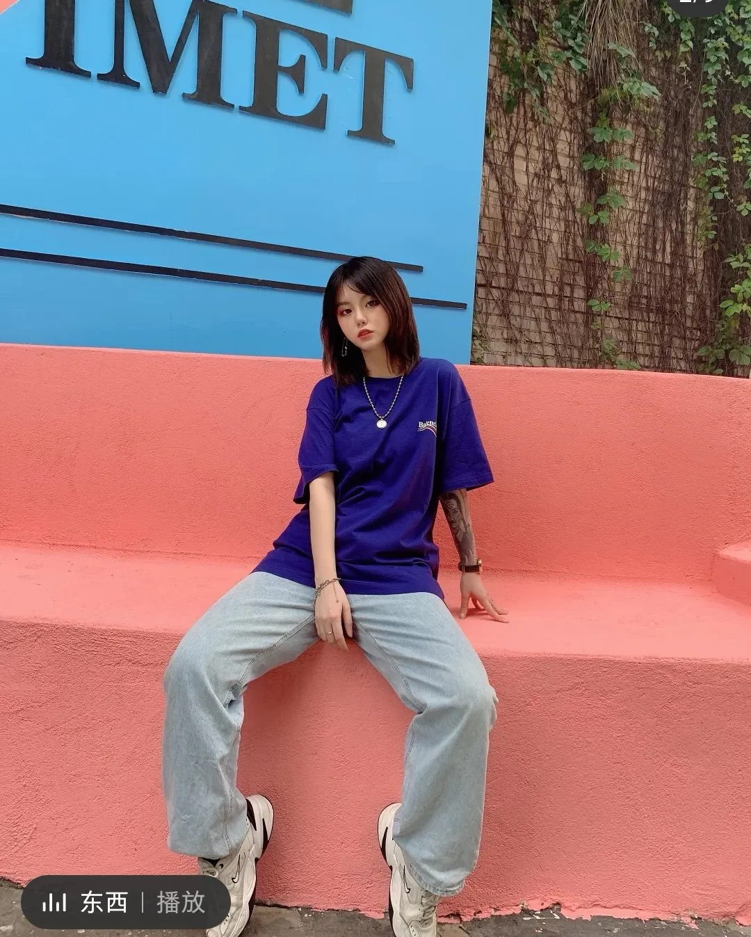 ♻️💯Refer to the model picture for the upper body❤️The top tested version of Balenciaga Classic Loose Unisex Pure Cotton Short Sleeves. Customized fabrics and printed accessories are reproduced one to one. It is made of 280g cotton fabric with 32 count fine double cotton yarn plain weave, and the fabric surface is treated with dust-free woolen craftsmanship. The shoulder and chain seams are made of 0.8cm bundled strips inside, and the double chain stitching on the machine side is made of pure cotton. Here is an explanation of why I am dozens of yuan more expensive than others: 1. Each model is produced by the company. The detailed workmanship and fabrics are consistent with the genuine ones. There is no color difference between the ones at the counters. Guaranteed no color difference. Replicas are not scary. Whoever is fake is embarrassed. It’s not shameful to make a replica, it’s shameful if you can’t buy the correct version if you make a replica. All of my series can be found in all major places and will be absolutely stunning!  2. The fabric is made of 280g Paris-specific double yarn. No one can make better fabrics than mine. There is really no way to compare with the ordinary version on the market. Respect it. It is authentic and costs thousands of dollars. Don’t go for the quality of street stalls. 3. The workmanship has been restored in all aspects. The packaging has been restored in all aspects. 4. I guarantee here that this is the highest quality you can find. Size: XS-L Color; Blue Pink Fluorescent Yellow P: 260
