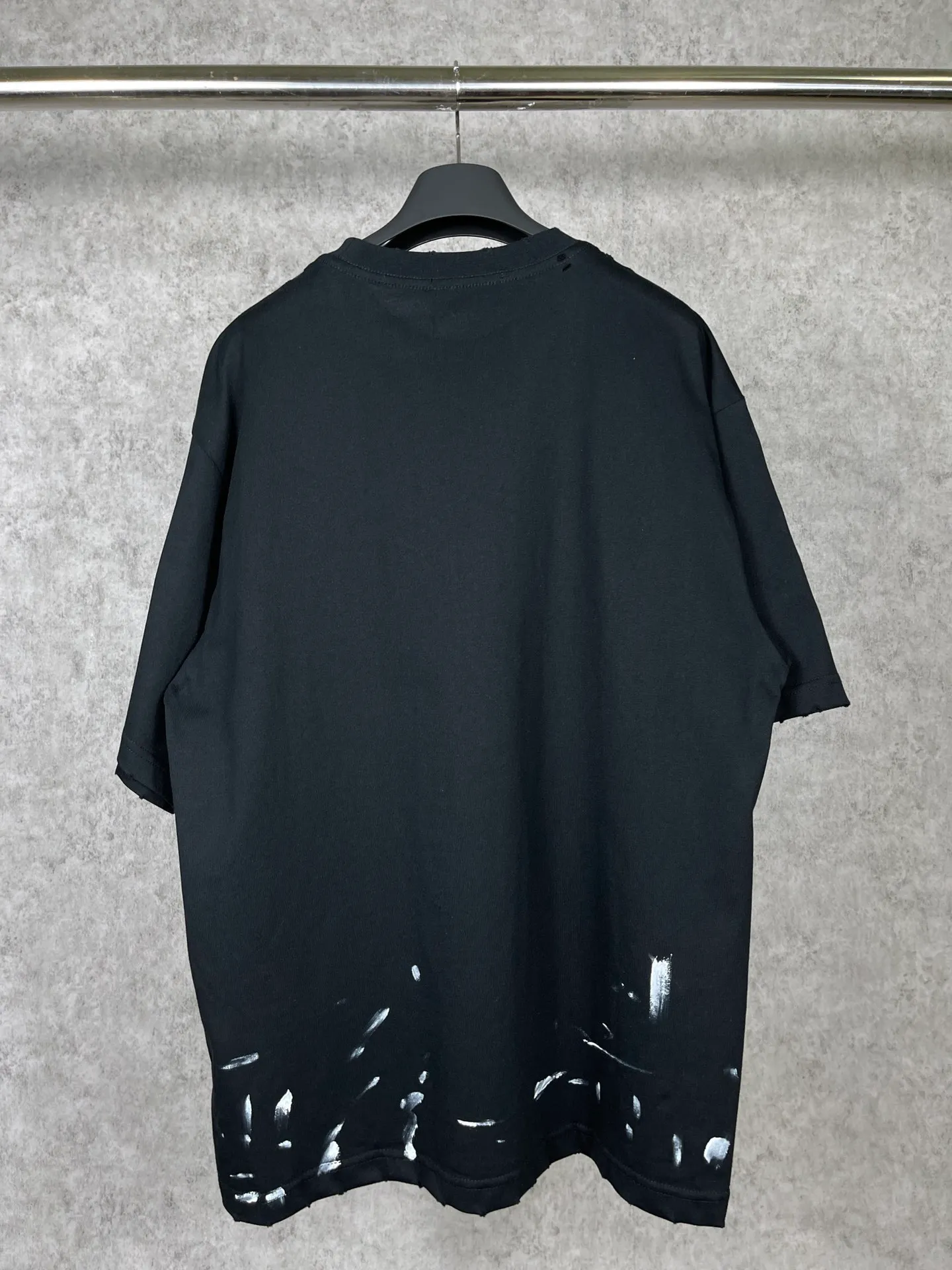 🅿️180 real photos [Top version. Official website quality] BALENCI*GA/Paris. Lightning letter straight crack print frayed distressed short-sleeved T-shirt. Brick cabinet synchronization. The fabric is made of Paris ZP custom-woven and dyed cotton double yarn compact cotton. The weight is 260 grams, the cloth surface is clean. The cloth pattern is clear, soft and comfortable. The threads are dyed with no color difference. The classic pattern is printed with environmentally friendly imported tensile materials and precision printing screens. The letters are clear and the effect is three-dimensional. The ready-made clothes are hand-painted and restored to ZP, the ready-made clothes are worn and the brick cabinets are restored. Different market currency, welcome to compare, the version adopts OS loose shoulder version. Same style for men and women Coding: BL223011 Color: black. Beige. Brown Size: XS S M L