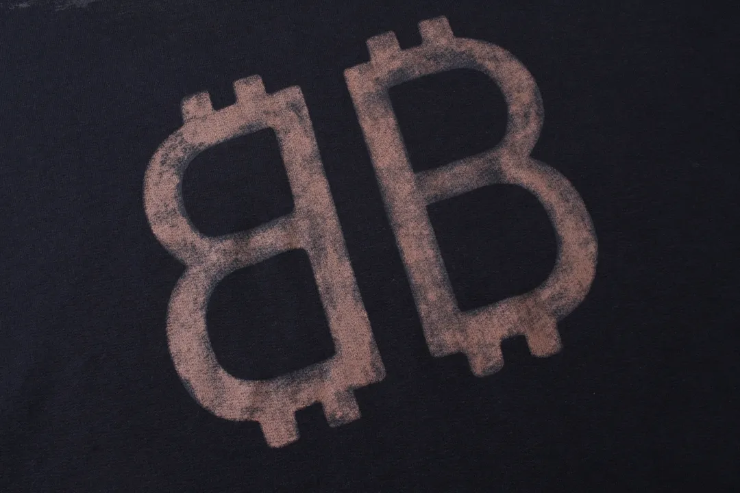 🅿️356 Detailed Pictures [Top version. Official website quality] BALENCI*GA/Paris. 2023 latest mud hand-painted frayed washed and distressed long-sleeved hooded sweatshirt. The brick cabinets are synchronized. ⚠️ Differentiate the market currency. Developed by YB. The color is black and blue. Worn. The hand-painted is consistent with ZP, ‼ ️The fabric is made of Paris ZP custom-woven and dyed cotton sweatshirt. The weight is 450 grams. The cloth surface is clean. The cloth pattern is clear, soft and comfortable. The threads are dyed with no color difference. Ready-made garments are hand-painted, worn, and distressed, with heavy craftsmanship. Comparisons welcome. The version adopts OS loose shoulder design. Same style for men and women. Code: BL238003 Color: black blue, off-white, blue Size: XS S M L