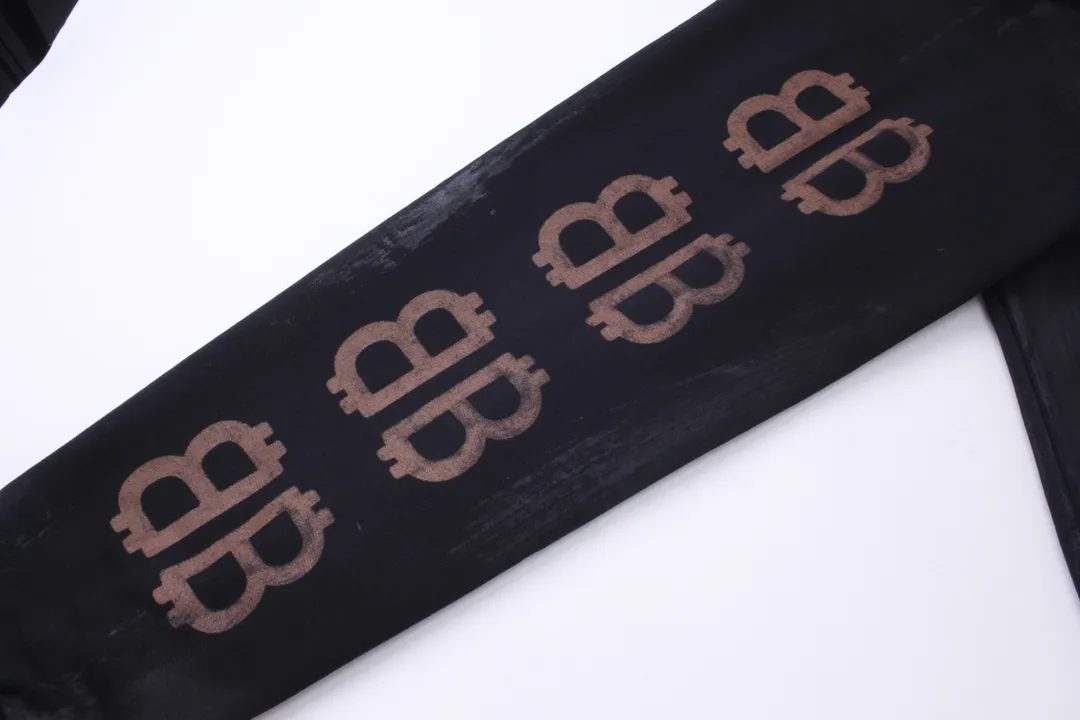🅿️356 Detailed Pictures [Top version. Official website quality] BALENCI*GA/Paris. 2023 latest mud hand-painted frayed washed and distressed long-sleeved hooded sweatshirt. The brick cabinets are synchronized. ⚠️ Differentiate the market currency. Developed by YB. The color is black and blue. Worn. The hand-painted is consistent with ZP, ‼ ️The fabric is made of Paris ZP custom-woven and dyed cotton sweatshirt. The weight is 450 grams. The cloth surface is clean. The cloth pattern is clear, soft and comfortable. The threads are dyed with no color difference. Ready-made garments are hand-painted, worn, and distressed, with heavy craftsmanship. Comparisons welcome. The version adopts OS loose shoulder design. Same style for men and women. Code: BL238003 Color: black blue, off-white, blue Size: XS S M L