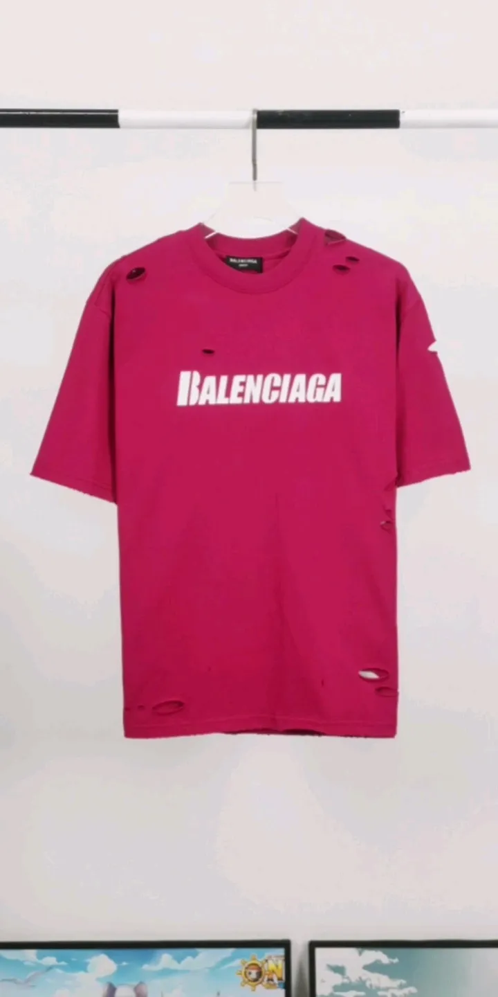 Real shot of the video————The top tested version Balenciaga/BALENCIAGA chest crack print logo basic hole washed burst pattern male and female couple stars the same style pure cotton short-sleeved T-shirts custom-woven and dyed fabrics, guaranteed to have no color difference with the genuine products, the collar threads are also dyed in the same vat. The holes on the neckline are manually rubbed, and the holes on the chest, front and back are all laser holes to ensure that the holes will not deform or wrinkle.  Made of 280g 24-count combed tightly siro-spun plain fabric, the front panel is printed with a glue-pulling effect, and imported transparent slurry is used to scrape the bottom to make the printing cracks feel even.  Color: Gray Red Blue Black White Size: XS-L P:260