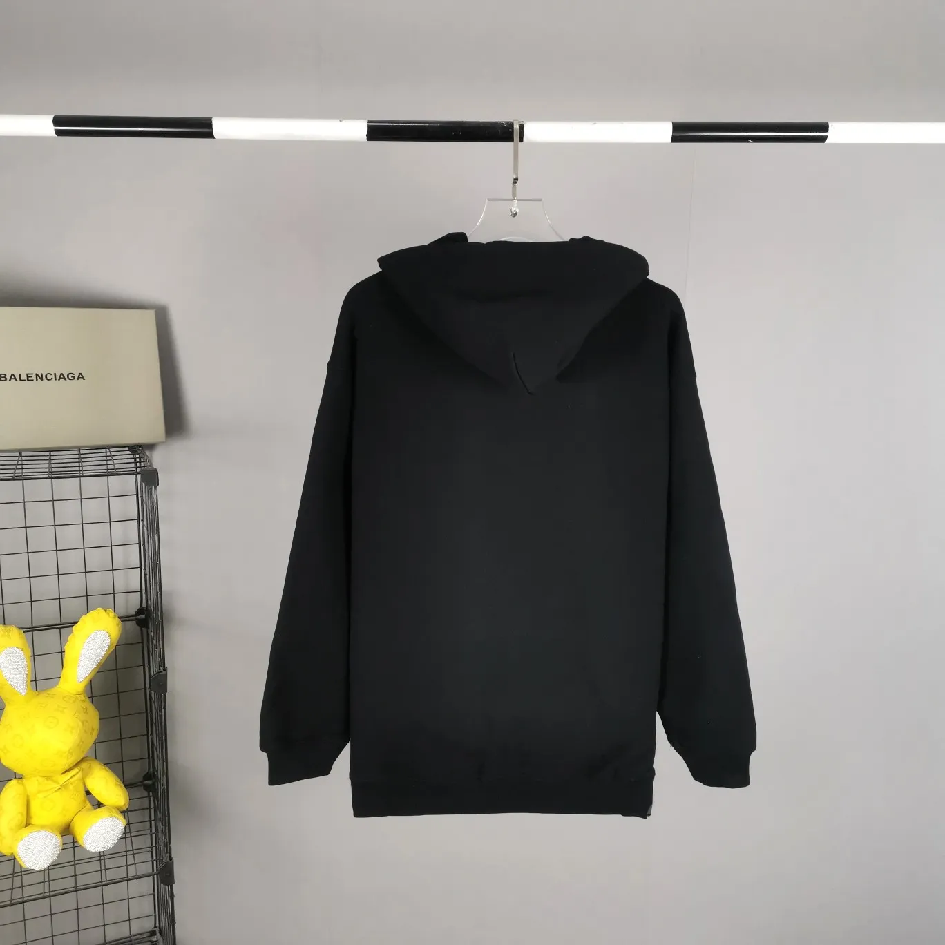 Spring and Autumn top proven version Balenciaga 22S early spring new fashion hole phantom mosaic blurred letters loose pure cotton hoodie sweatshirt. The fabric is made of 520g composite crystal velvet, the fabric density is extremely high, the chest is printed with digital direct injection, the fuzzy mathematical pattern is dizzy effect, and the hazy gradient phantom printing of the English "Balenciaga" on the chest is restored without any difference. The intercalated gray is a yarn-dyed fabric, and the yarn is dyed first and then woven. Feel free to compare.  Color: Black White Size: XS-L P: 460