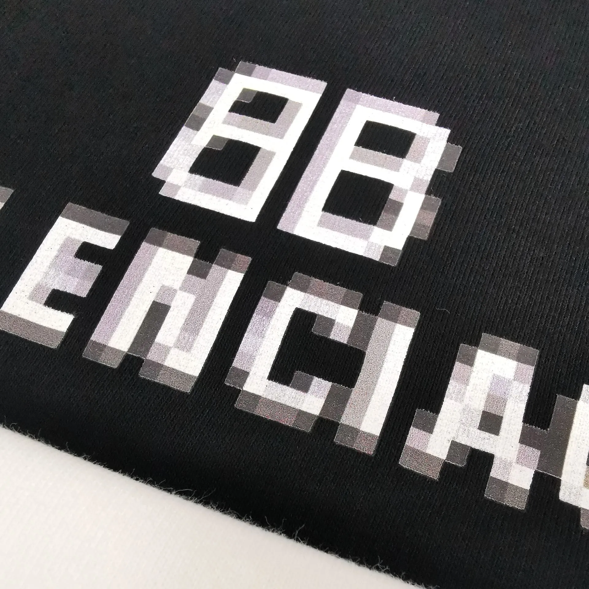 Spring and Autumn top proven version Balenciaga 22S early spring new fashion hole phantom mosaic blurred letters loose pure cotton hoodie sweatshirt. The fabric is made of 520g composite crystal velvet, the fabric density is extremely high, the chest is printed with digital direct injection, the fuzzy mathematical pattern is dizzy effect, and the hazy gradient phantom printing of the English "Balenciaga" on the chest is restored without any difference. The intercalated gray is a yarn-dyed fabric, and the yarn is dyed first and then woven. Feel free to compare.  Color: Black White Size: XS-L P: 460