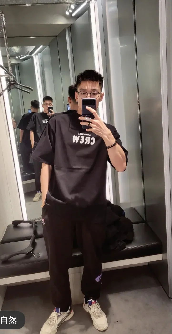 ♻️💯Upper body reference model picture❤️The top tested version BALENCIAGA Balenciaga CREW staff limited to male and female couples pure cotton star same style short-sleeved t-shirt. As a Balenciaga 20th anniversary employee limited short-sleeved, full of Parisian feelings, highly recommended! ! The letters on the chest are also very simple and elegant, and the shape is super OS. The whole dress has been washed, and the 280g combed cotton fabric is very textured and you can touch it! High-definition imported glue and high-coverage screen printing on the chest, the dots are very precise. Color: Peach Pink Black White Size: XS-L P:250