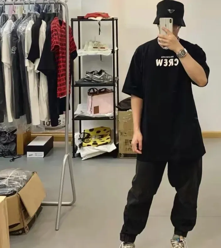 ♻️💯Upper body reference model picture❤️The top tested version BALENCIAGA Balenciaga CREW staff limited to male and female couples pure cotton star same style short-sleeved t-shirt. As a Balenciaga 20th anniversary employee limited short-sleeved, full of Parisian feelings, highly recommended! ! The letters on the chest are also very simple and elegant, and the shape is super OS. The whole dress has been washed, and the 280g combed cotton fabric is very textured and you can touch it! High-definition imported glue and high-coverage screen printing on the chest, the dots are very precise. Color: Peach Pink Black White Size: XS-L P:250