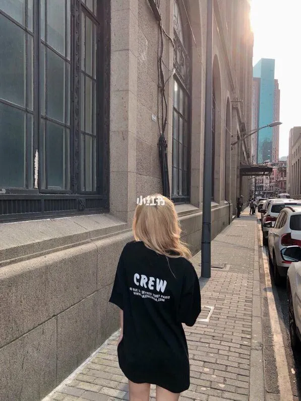 ♻️💯Upper body reference model picture❤️The top tested version BALENCIAGA Balenciaga CREW staff limited to male and female couples pure cotton star same style short-sleeved t-shirt. As a Balenciaga 20th anniversary employee limited short-sleeved, full of Parisian feelings, highly recommended! ! The letters on the chest are also very simple and elegant, and the shape is super OS. The whole dress has been washed, and the 280g combed cotton fabric is very textured and you can touch it! High-definition imported glue and high-coverage screen printing on the chest, the dots are very precise. Color: Peach Pink Black White Size: XS-L P:250