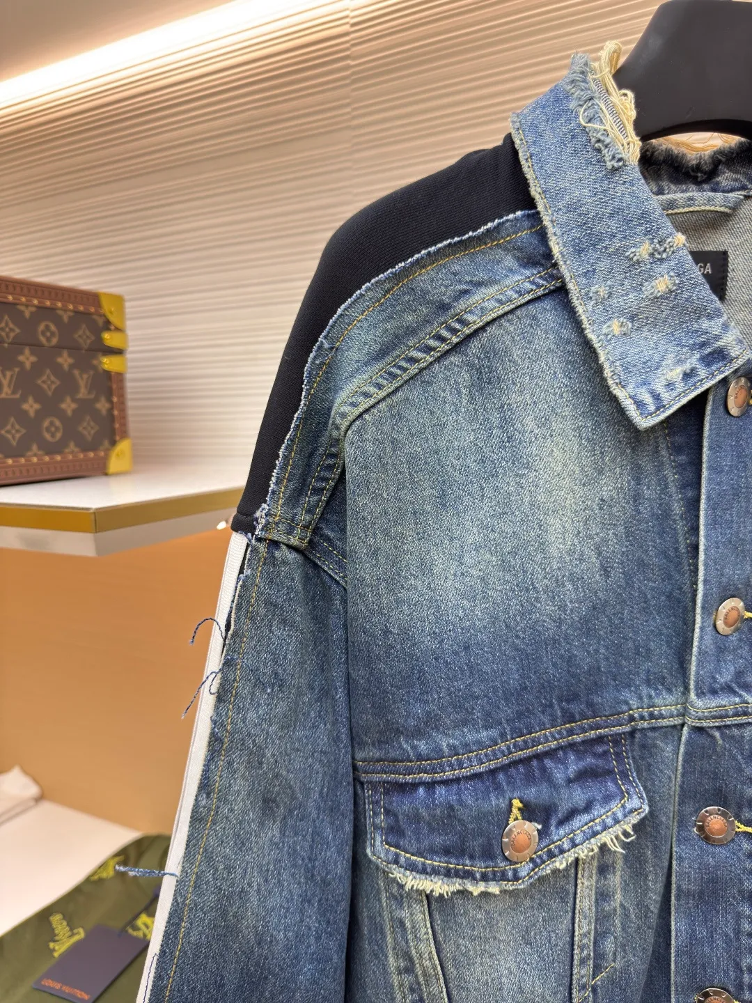 Balenciaga CUT-UP denim jacket ●Authentic product: Purchased and developed for 23900 ●Item number: 1680504-C00 ●Material: Denim denim fabric ●Technology: frayed production ●Version: Loose fit ●Weight: about 1230 grams ●Size: 1-2-34 ●Description: Customized vintage fabric intertwined with cotton denim and phantom technology. Excellent texture. Comfortable and close to the skin. The main color of blue brings the uninhibited and casual nature of denim culture. A cool collision of unique blue and black colors. The shoulders and sleeves are carefully decorated with sportswear details and embellished with the Balenciaga logo. The ingenious embedding of sports stripes creates a conflicting and harmonious aesthetic. It blurs the boundaries between sports and fashion. Unique tailoring outlines a futuristic silhouette. The denim jacket is no longer limited to a single style positioning. It symbolizes the brand's exploration and breakthrough in the fashion industry. Process 1: Using imported machine embroidery technology, using advanced computer control systems and precision mechanical components to realize Balenciaga. The logo embroidery operation has high precision, the lines are smooth and delicate, and the broken edge hanging technology is used for the holes. The natural edge effect is achieved by physical wear and friction on the edge. Through the combination of high-temperature steam and frosted paper, the fiber hairiness and color difference are removed, presenting a unique hole and wear effect. The overall wiring is straight and delicate, the fabric is comfortable and soft, and the color is consistent without color difference. It can be matched with the same style to create a fashionable look and control various occasions. Customized accessories, complete with three standards, same style for men and women!