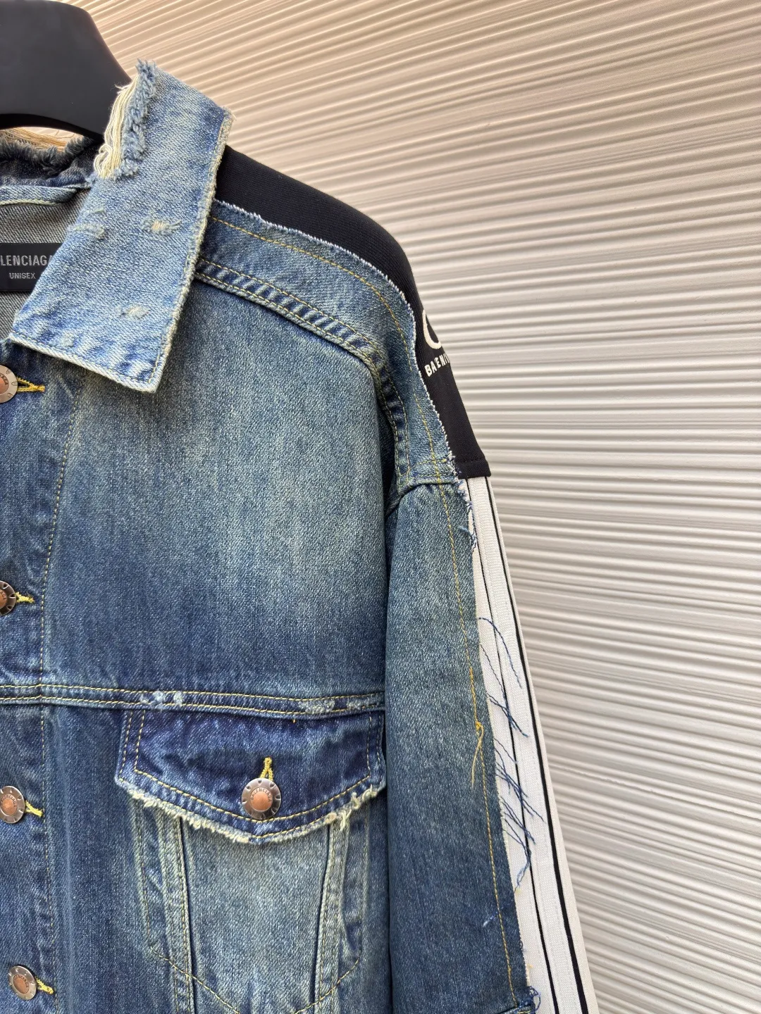Balenciaga CUT-UP denim jacket ●Authentic product: Purchased and developed for 23900 ●Item number: 1680504-C00 ●Material: Denim denim fabric ●Technology: frayed production ●Version: Loose fit ●Weight: about 1230 grams ●Size: 1-2-34 ●Description: Customized vintage fabric intertwined with cotton denim and phantom technology. Excellent texture. Comfortable and close to the skin. The main color of blue brings the uninhibited and casual nature of denim culture. A cool collision of unique blue and black colors. The shoulders and sleeves are carefully decorated with sportswear details and embellished with the Balenciaga logo. The ingenious embedding of sports stripes creates a conflicting and harmonious aesthetic. It blurs the boundaries between sports and fashion. Unique tailoring outlines a futuristic silhouette. The denim jacket is no longer limited to a single style positioning. It symbolizes the brand's exploration and breakthrough in the fashion industry. Process 1: Using imported machine embroidery technology, using advanced computer control systems and precision mechanical components to realize Balenciaga. The logo embroidery operation has high precision, the lines are smooth and delicate, and the broken edge hanging technology is used for the holes. The natural edge effect is achieved by physical wear and friction on the edge. Through the combination of high-temperature steam and frosted paper, the fiber hairiness and color difference are removed, presenting a unique hole and wear effect. The overall wiring is straight and delicate, the fabric is comfortable and soft, and the color is consistent without color difference. It can be matched with the same style to create a fashionable look and control various occasions. Customized accessories, complete with three standards, same style for men and women!