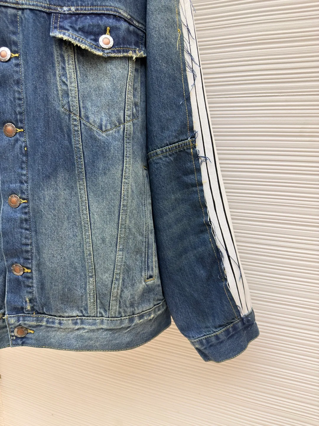 Balenciaga CUT-UP denim jacket ●Authentic product: Purchased and developed for 23900 ●Item number: 1680504-C00 ●Material: Denim denim fabric ●Technology: frayed production ●Version: Loose fit ●Weight: about 1230 grams ●Size: 1-2-34 ●Description: Customized vintage fabric intertwined with cotton denim and phantom technology. Excellent texture. Comfortable and close to the skin. The main color of blue brings the uninhibited and casual nature of denim culture. A cool collision of unique blue and black colors. The shoulders and sleeves are carefully decorated with sportswear details and embellished with the Balenciaga logo. The ingenious embedding of sports stripes creates a conflicting and harmonious aesthetic. It blurs the boundaries between sports and fashion. Unique tailoring outlines a futuristic silhouette. The denim jacket is no longer limited to a single style positioning. It symbolizes the brand's exploration and breakthrough in the fashion industry. Process 1: Using imported machine embroidery technology, using advanced computer control systems and precision mechanical components to realize Balenciaga. The logo embroidery operation has high precision, the lines are smooth and delicate, and the broken edge hanging technology is used for the holes. The natural edge effect is achieved by physical wear and friction on the edge. Through the combination of high-temperature steam and frosted paper, the fiber hairiness and color difference are removed, presenting a unique hole and wear effect. The overall wiring is straight and delicate, the fabric is comfortable and soft, and the color is consistent without color difference. It can be matched with the same style to create a fashionable look and control various occasions. Customized accessories, complete with three standards, same style for men and women!
