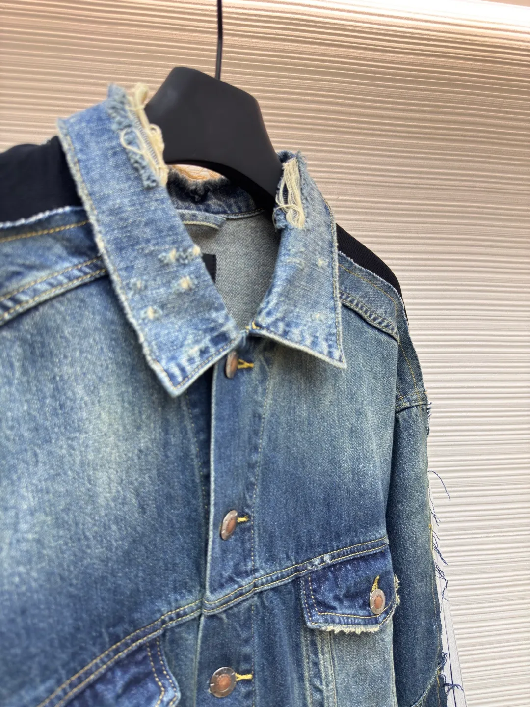 Balenciaga CUT-UP denim jacket ●Authentic product: Purchased and developed for 23900 ●Item number: 1680504-C00 ●Material: Denim denim fabric ●Technology: frayed production ●Version: Loose fit ●Weight: about 1230 grams ●Size: 1-2-34 ●Description: Customized vintage fabric intertwined with cotton denim and phantom technology. Excellent texture. Comfortable and close to the skin. The main color of blue brings the uninhibited and casual nature of denim culture. A cool collision of unique blue and black colors. The shoulders and sleeves are carefully decorated with sportswear details and embellished with the Balenciaga logo. The ingenious embedding of sports stripes creates a conflicting and harmonious aesthetic. It blurs the boundaries between sports and fashion. Unique tailoring outlines a futuristic silhouette. The denim jacket is no longer limited to a single style positioning. It symbolizes the brand's exploration and breakthrough in the fashion industry. Process 1: Using imported machine embroidery technology, using advanced computer control systems and precision mechanical components to realize Balenciaga. The logo embroidery operation has high precision, the lines are smooth and delicate, and the broken edge hanging technology is used for the holes. The natural edge effect is achieved by physical wear and friction on the edge. Through the combination of high-temperature steam and frosted paper, the fiber hairiness and color difference are removed, presenting a unique hole and wear effect. The overall wiring is straight and delicate, the fabric is comfortable and soft, and the color is consistent without color difference. It can be matched with the same style to create a fashionable look and control various occasions. Customized accessories, complete with three standards, same style for men and women!