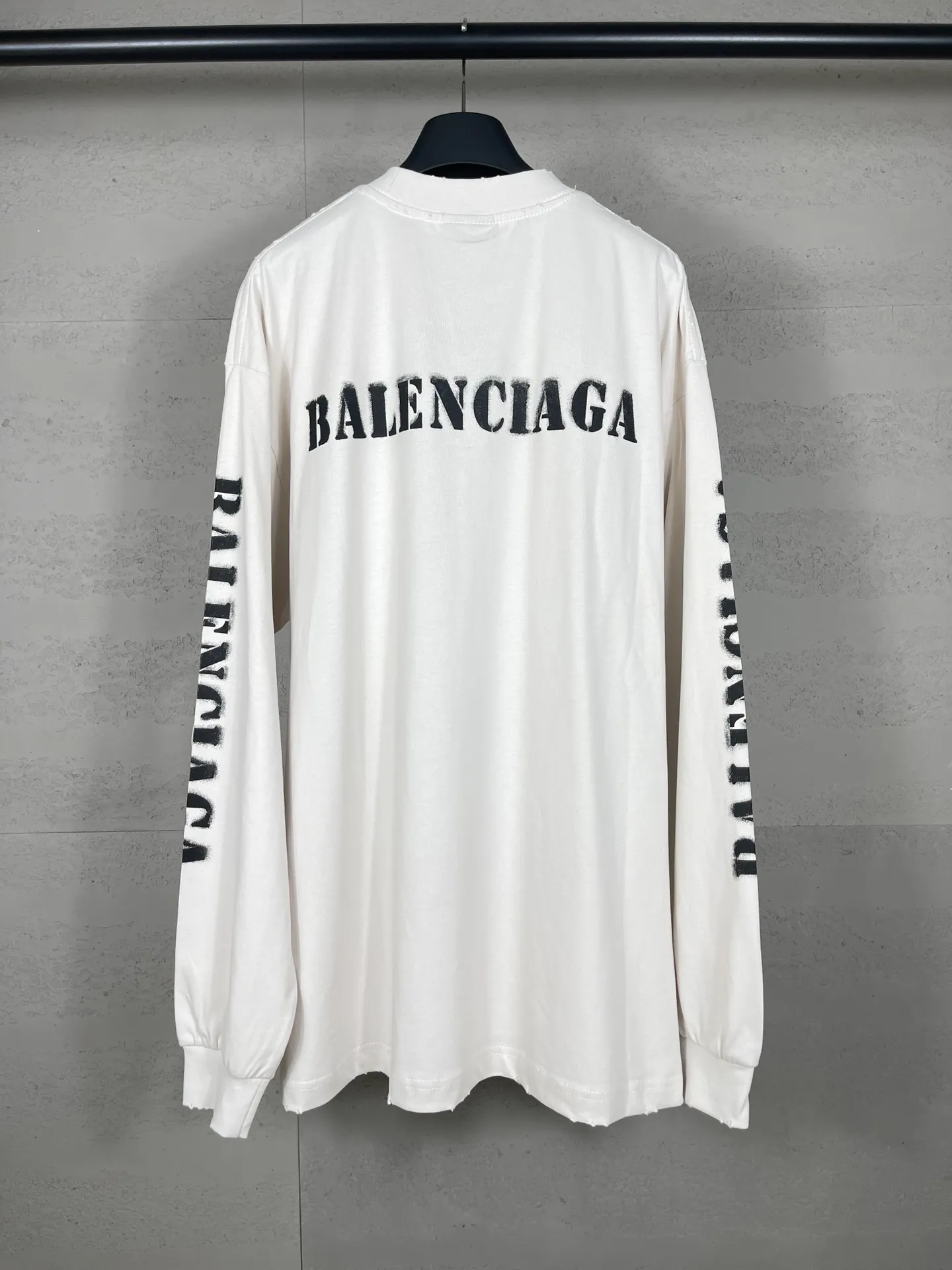 🅿️216 photos [Top version. Official website quality] BALENCI*GA/Paris. 2024 new style blurred letter LOGO printed ready-to-wear worn long-sleeved T-shirt. Brick cabinets are synchronized. Genuine products are developed at the first time, and you can print and compare! The fabric is made of Paris ZP custom-woven and dyed cotton double yarn. Weighing 260 grams, the cloth surface is clean. The cloth pattern is clear, soft and comfortable. The threads are dyed with no color difference. The classic LOGO is printed with environmentally friendly imported materials and dot direct printing technology, with a three-dimensional effect. Restored brick cabinet. Ready-made clothes are worn and worn, different market currency, welcome to compare, the version adopts OS loose shoulder version. Same style for men and women Coding: BL225038 Color: black, off-white Size: XS S M L