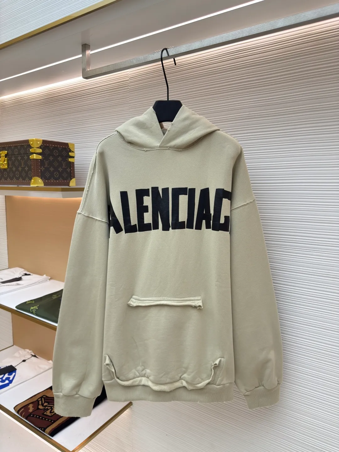 Balenciaga masking tape letter print hooded sweatshirt ●Authentic product: purchased and developed by 6347 ●Item number: 1680661-A85 ●Material: pure cotton fabric ●Technology: washed and distressed ●Version: loose version ●Weight: about 885 grams ●Size: Pockets and hems are made by hand in many places, such as the natural fraying effect. The lines are straight. The front and back panels are printed with imported slurry and high-temperature hot-pressing machine to form a single print. The overall wiring is straight and delicate, the fabric is comfortable and soft, and the color is consistent without color difference. It can be matched with the same style to create a fashionable look and control various occasions. Customized accessories, complete with three standards, same style for men and women!