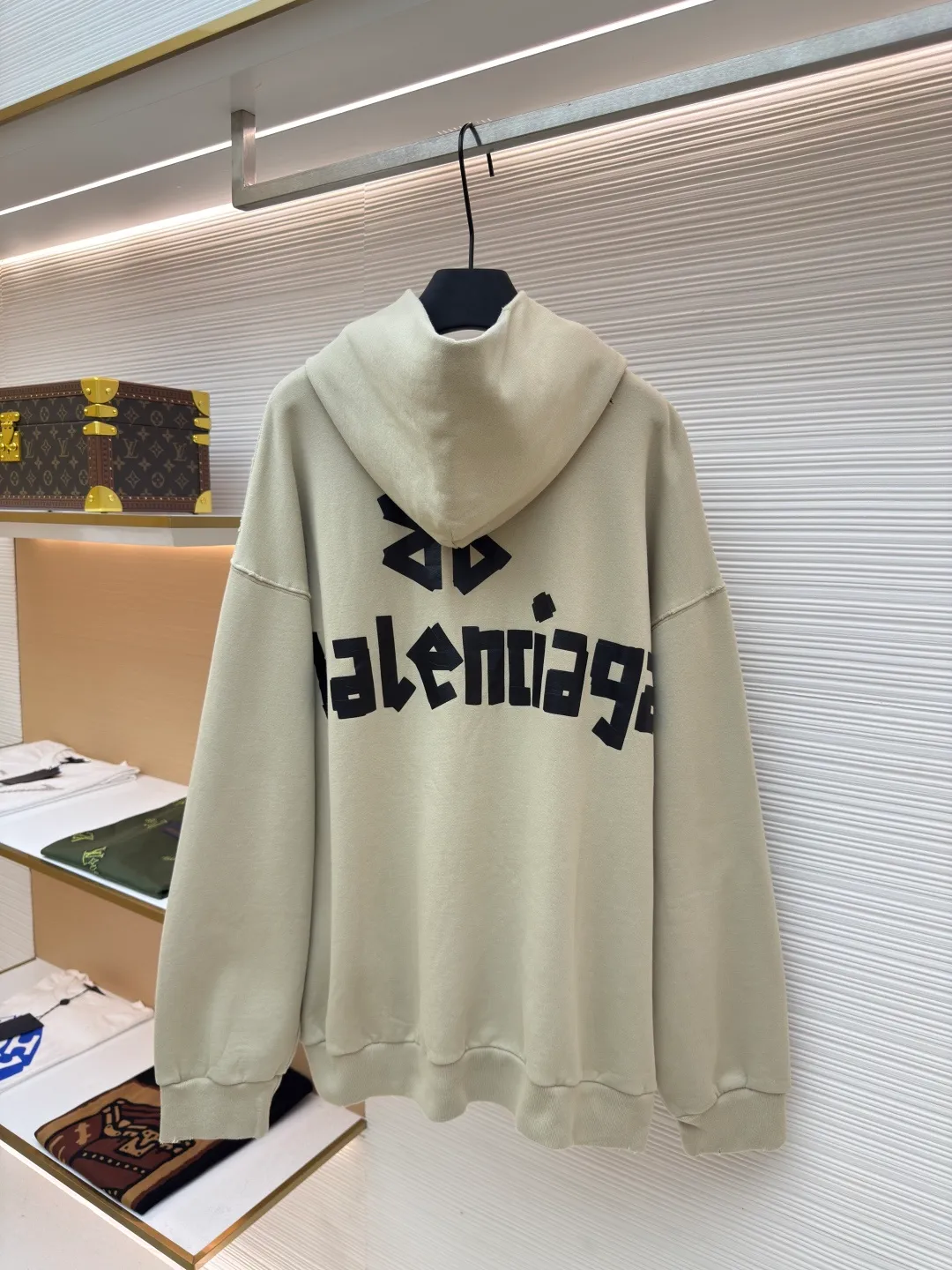 Balenciaga masking tape letter print hooded sweatshirt ●Authentic product: purchased and developed by 6347 ●Item number: 1680661-A85 ●Material: pure cotton fabric ●Technology: washed and distressed ●Version: loose version ●Weight: about 885 grams ●Size: Pockets and hems are made by hand in many places, such as the natural fraying effect. The lines are straight. The front and back panels are printed with imported slurry and high-temperature hot-pressing machine to form a single print. The overall wiring is straight and delicate, the fabric is comfortable and soft, and the color is consistent without color difference. It can be matched with the same style to create a fashionable look and control various occasions. Customized accessories, complete with three standards, same style for men and women!