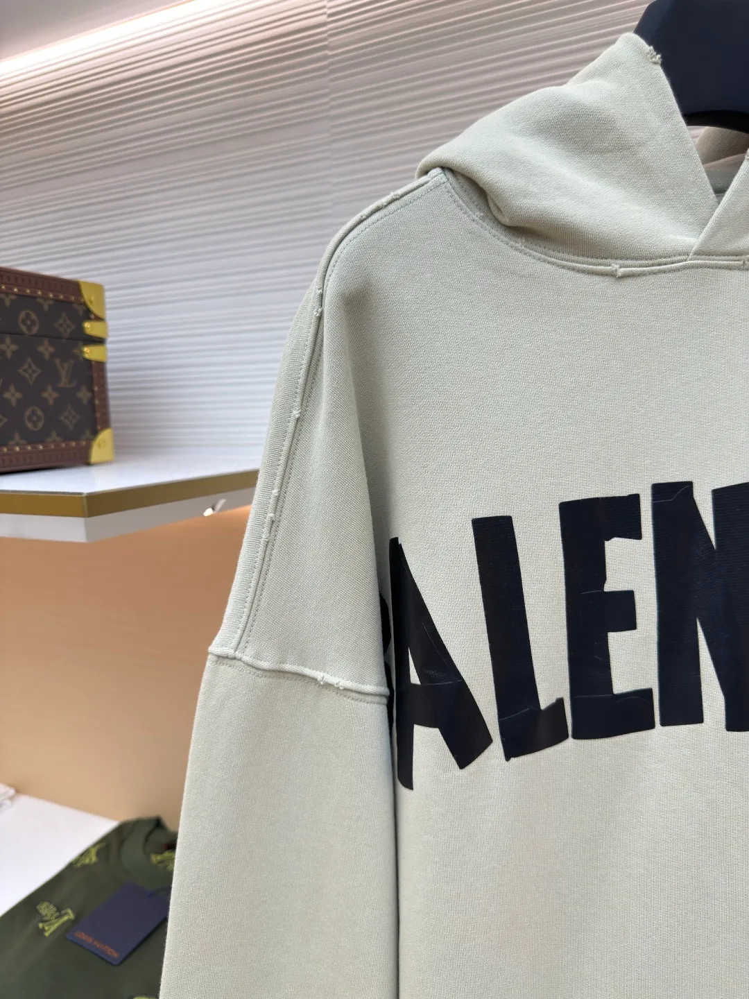 Balenciaga masking tape letter print hooded sweatshirt ●Authentic product: purchased and developed by 6347 ●Item number: 1680661-A85 ●Material: pure cotton fabric ●Technology: washed and distressed ●Version: loose version ●Weight: about 885 grams ●Size: Pockets and hems are made by hand in many places, such as the natural fraying effect. The lines are straight. The front and back panels are printed with imported slurry and high-temperature hot-pressing machine to form a single print. The overall wiring is straight and delicate, the fabric is comfortable and soft, and the color is consistent without color difference. It can be matched with the same style to create a fashionable look and control various occasions. Customized accessories, complete with three standards, same style for men and women!
