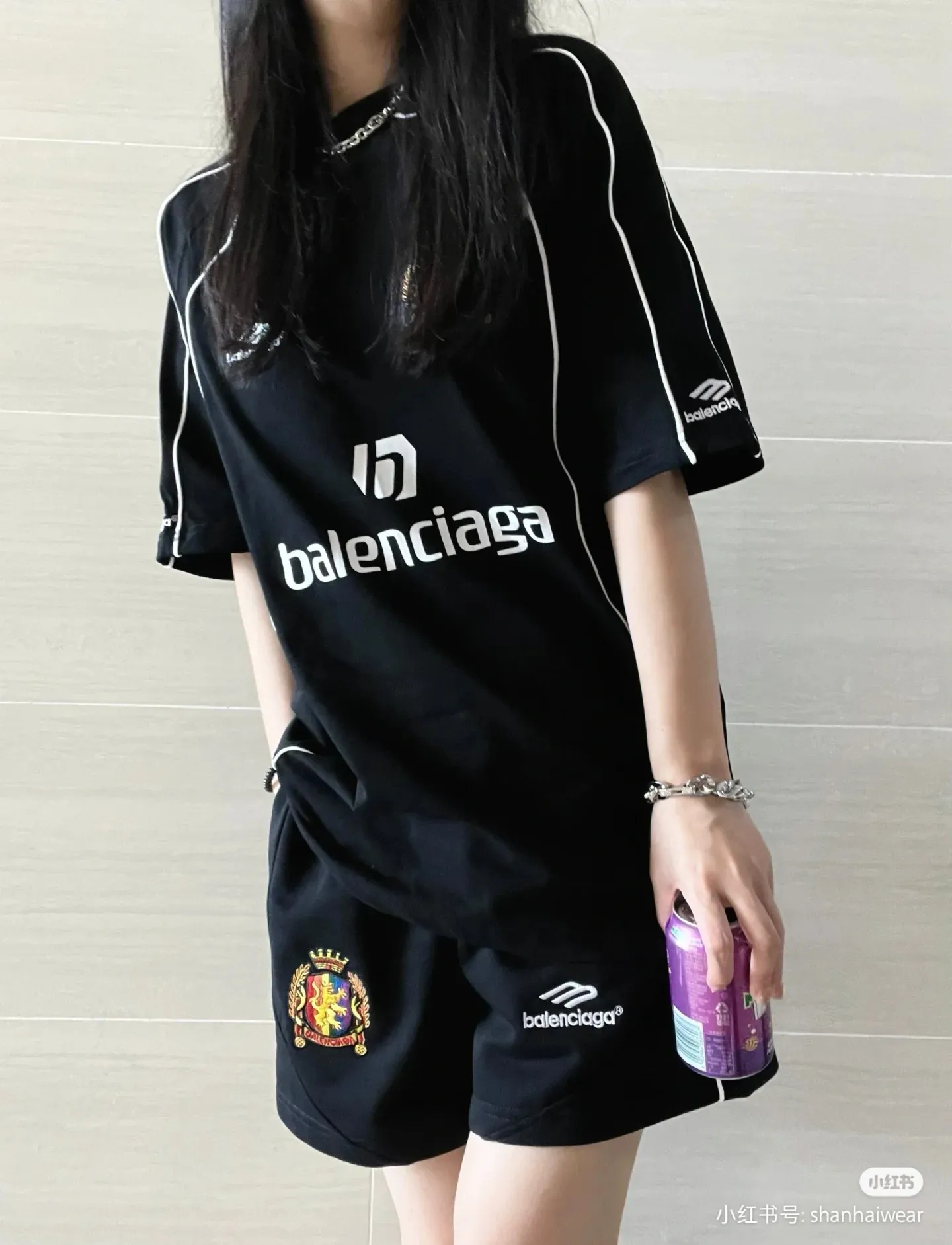 ♻️💯Refer to the model picture for the upper body❤️The top tested version of BALENCIAGA Paris' new football series co-branded Manchester United embroidered shorts. The os version is really charming. Balenciaga is also really unique. Each new season's version is to the extreme. It is very practical and can be worn casually✔️ - ⚠️100% cotton. Made of custom-dyed terry cotton sweatshirt surface, 420g double yarn, comfortable to the touch. Made of imported knitting needle carded cotton, the thickness is moderate, drapey and contoured, making the upper body comfortable! ! It is very tolerant to fat body types and can instantly lose five pounds after wearing it!  The front panel # SIMPLE ELEMENTS features artistically arranged English letters and imported Tajima high-density heavy-duty embroidery technology. The fonts are three-dimensional and full. Embroidery elements are added to the body of the garment, which greatly increases the interest of the clothing; unique visual effects.  Pants hem Loose closing Double-layer fabric Good closing effect Exquisite hemming Color: Black Size: XS-S-M-L P: 310