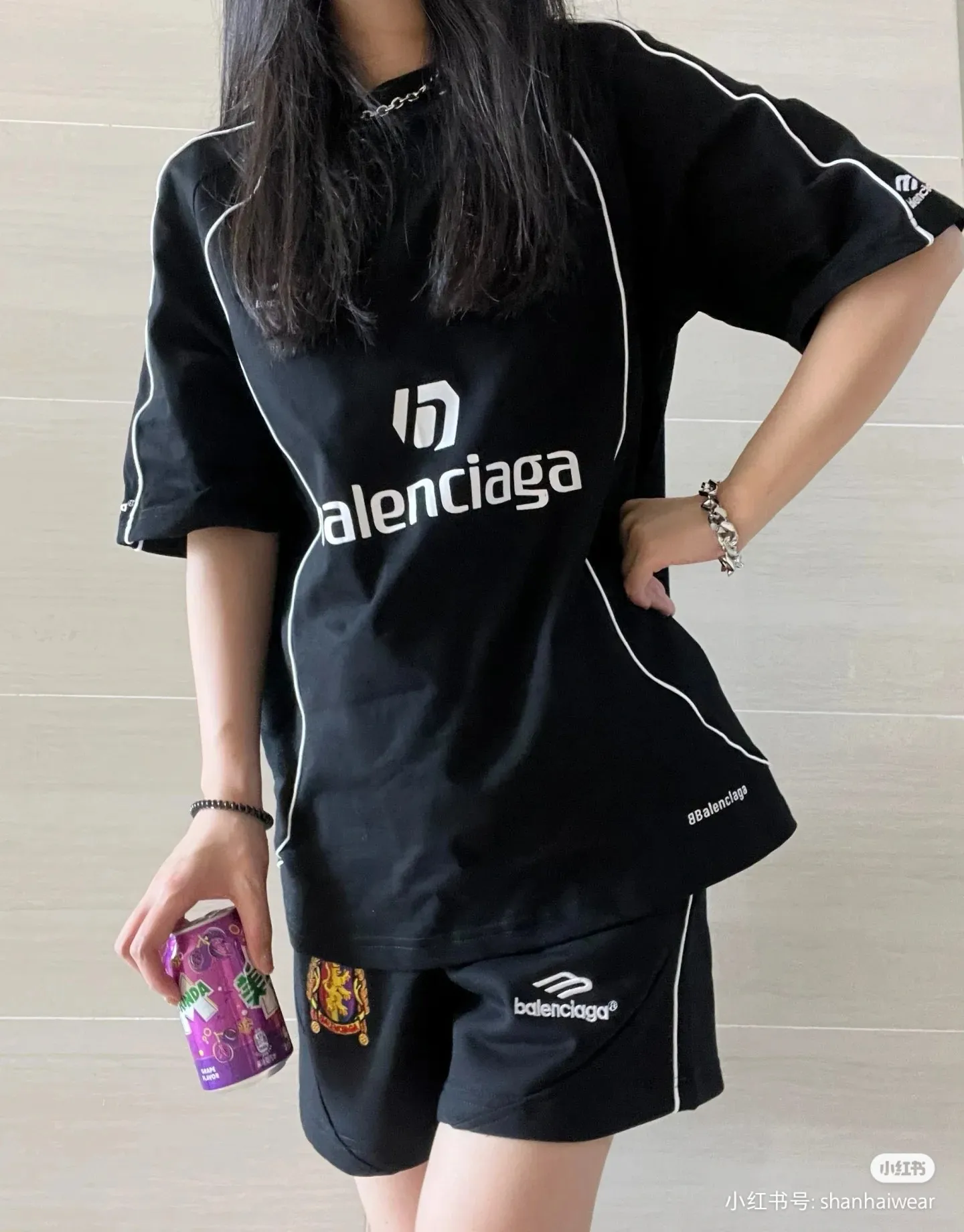 ♻️💯Refer to the model picture for the upper body❤️The top tested version of BALENCIAGA Paris' new football series co-branded Manchester United embroidered shorts. The os version is really charming. Balenciaga is also really unique. Each new season's version is to the extreme. It is very practical and can be worn casually✔️ - ⚠️100% cotton. Made of custom-dyed terry cotton sweatshirt surface, 420g double yarn, comfortable to the touch. Made of imported knitting needle carded cotton, the thickness is moderate, drapey and contoured, making the upper body comfortable! ! It is very tolerant to fat body types and can instantly lose five pounds after wearing it!  The front panel # SIMPLE ELEMENTS features artistically arranged English letters and imported Tajima high-density heavy-duty embroidery technology. The fonts are three-dimensional and full. Embroidery elements are added to the body of the garment, which greatly increases the interest of the clothing; unique visual effects.  Pants hem Loose closing Double-layer fabric Good closing effect Exquisite hemming Color: Black Size: XS-S-M-L P: 310