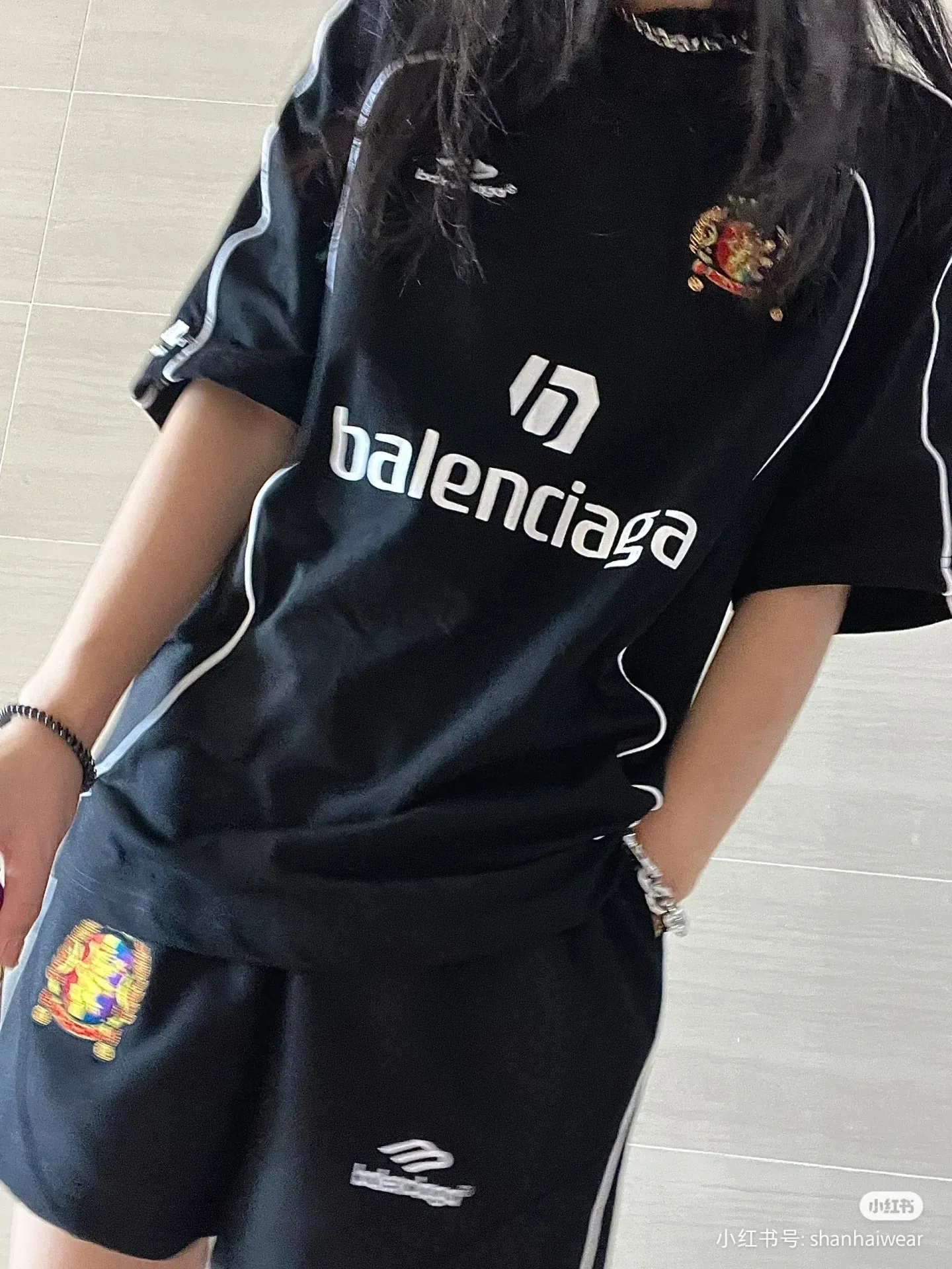 ♻️💯Refer to the model picture for the upper body❤️The top tested version of BALENCIAGA Paris' new football series co-branded Manchester United embroidered shorts. The os version is really charming. Balenciaga is also really unique. Each new season's version is to the extreme. It is very practical and can be worn casually✔️ - ⚠️100% cotton. Made of custom-dyed terry cotton sweatshirt surface, 420g double yarn, comfortable to the touch. Made of imported knitting needle carded cotton, the thickness is moderate, drapey and contoured, making the upper body comfortable! ! It is very tolerant to fat body types and can instantly lose five pounds after wearing it!  The front panel # SIMPLE ELEMENTS features artistically arranged English letters and imported Tajima high-density heavy-duty embroidery technology. The fonts are three-dimensional and full. Embroidery elements are added to the body of the garment, which greatly increases the interest of the clothing; unique visual effects.  Pants hem Loose closing Double-layer fabric Good closing effect Exquisite hemming Color: Black Size: XS-S-M-L P: 310