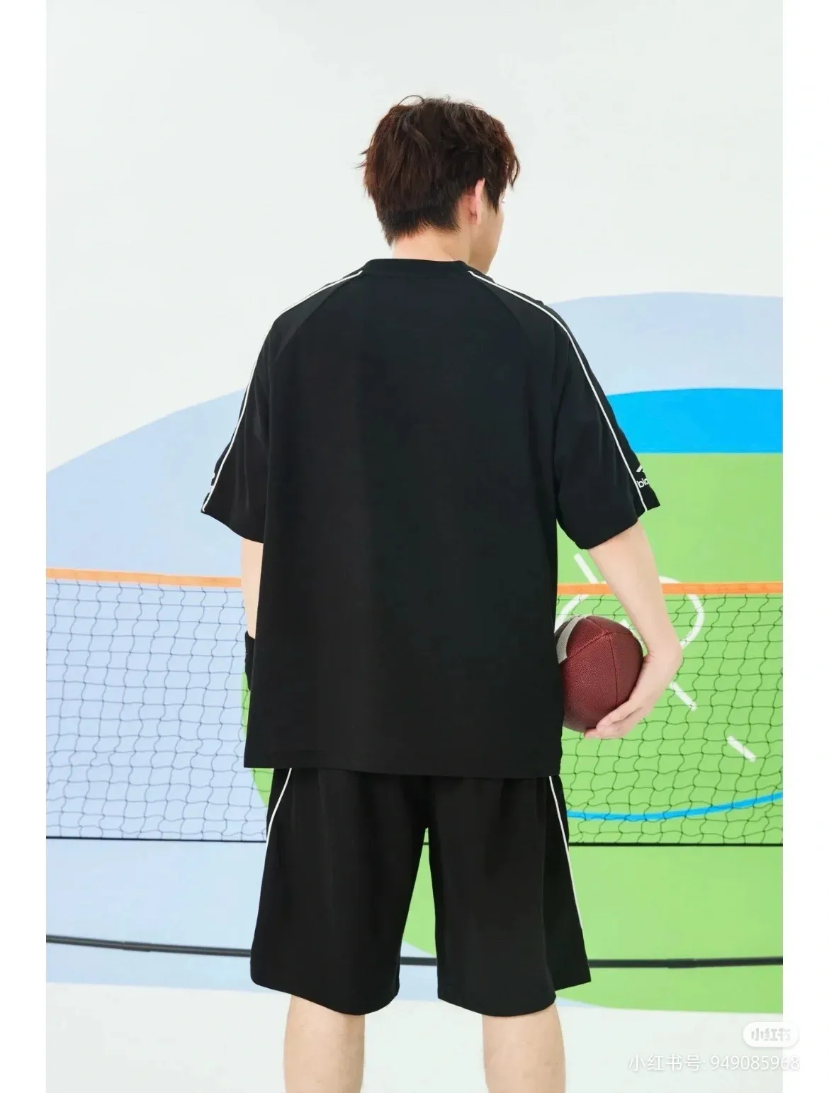 ♻️💯Refer to the model picture for the upper body❤️The top tested version of BALENCIAGA Paris' new football series co-branded Manchester United embroidered shorts. The os version is really charming. Balenciaga is also really unique. Each new season's version is to the extreme. It is very practical and can be worn casually✔️ - ⚠️100% cotton. Made of custom-dyed terry cotton sweatshirt surface, 420g double yarn, comfortable to the touch. Made of imported knitting needle carded cotton, the thickness is moderate, drapey and contoured, making the upper body comfortable! ! It is very tolerant to fat body types and can instantly lose five pounds after wearing it!  The front panel # SIMPLE ELEMENTS features artistically arranged English letters and imported Tajima high-density heavy-duty embroidery technology. The fonts are three-dimensional and full. Embroidery elements are added to the body of the garment, which greatly increases the interest of the clothing; unique visual effects.  Pants hem Loose closing Double-layer fabric Good closing effect Exquisite hemming Color: Black Size: XS-S-M-L P: 310