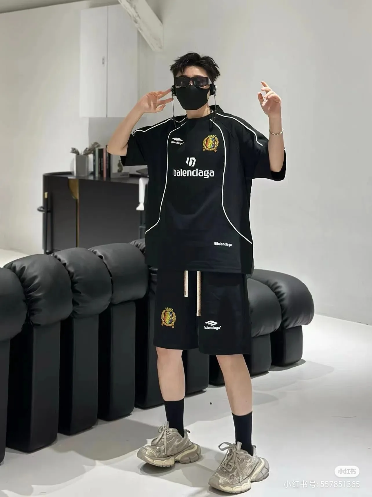 ♻️💯Refer to the model picture for the upper body❤️The top tested version of BALENCIAGA Paris' new football series co-branded Manchester United embroidered shorts. The os version is really charming. Balenciaga is also really unique. Each new season's version is to the extreme. It is very practical and can be worn casually✔️ - ⚠️100% cotton. Made of custom-dyed terry cotton sweatshirt surface, 420g double yarn, comfortable to the touch. Made of imported knitting needle carded cotton, the thickness is moderate, drapey and contoured, making the upper body comfortable! ! It is very tolerant to fat body types and can instantly lose five pounds after wearing it!  The front panel # SIMPLE ELEMENTS features artistically arranged English letters and imported Tajima high-density heavy-duty embroidery technology. The fonts are three-dimensional and full. Embroidery elements are added to the body of the garment, which greatly increases the interest of the clothing; unique visual effects.  Pants hem Loose closing Double-layer fabric Good closing effect Exquisite hemming Color: Black Size: XS-S-M-L P: 310