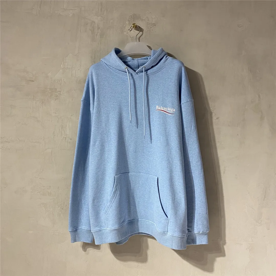 The top tested version of Balenciaga BALENCIAGA classic cola wave print hooded sweatshirt, developed from the original ZP version, 1:1 customized accessories and packaging (including logo Sydney paper + new master mark + washing + tag). The entire sweatshirt is made of 460g pure cotton large terry, and the water-resistant weight can reach 490, giving it a full sense of thickness. The printing uses the Israeli Kornit digital direct-injection process. The dye is added with 0.028 granular nano-plastics. When sprayed on the fabric, it has strong adhesion and is not afraid of strong washing and exposure (it is recommended to take care of the clothes), ensuring that the printing will not fall off after wearing. Customized washing, labeling, accessories, and hardware can reach professional standards. Whole piece of clothing, hat string, threaded fabric, produced in the same vat, 0 color difference, color: haze blue, size: XS-L P:450