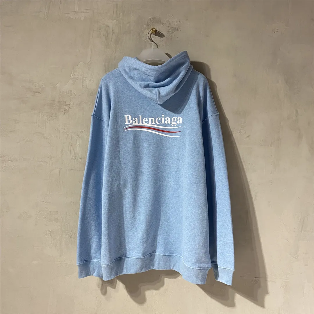 The top tested version of Balenciaga BALENCIAGA classic cola wave print hooded sweatshirt, developed from the original ZP version, 1:1 customized accessories and packaging (including logo Sydney paper + new master mark + washing + tag). The entire sweatshirt is made of 460g pure cotton large terry, and the water-resistant weight can reach 490, giving it a full sense of thickness. The printing uses the Israeli Kornit digital direct-injection process. The dye is added with 0.028 granular nano-plastics. When sprayed on the fabric, it has strong adhesion and is not afraid of strong washing and exposure (it is recommended to take care of the clothes), ensuring that the printing will not fall off after wearing. Customized washing, labeling, accessories, and hardware can reach professional standards. Whole piece of clothing, hat string, threaded fabric, produced in the same vat, 0 color difference, color: haze blue, size: XS-L P:450