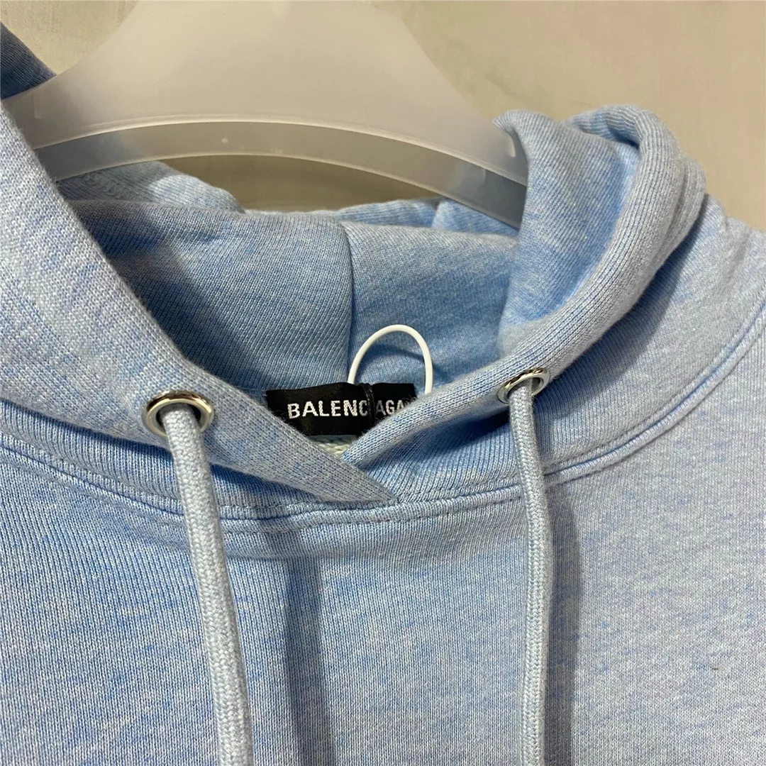 The top tested version of Balenciaga BALENCIAGA classic cola wave print hooded sweatshirt, developed from the original ZP version, 1:1 customized accessories and packaging (including logo Sydney paper + new master mark + washing + tag). The entire sweatshirt is made of 460g pure cotton large terry, and the water-resistant weight can reach 490, giving it a full sense of thickness. The printing uses the Israeli Kornit digital direct-injection process. The dye is added with 0.028 granular nano-plastics. When sprayed on the fabric, it has strong adhesion and is not afraid of strong washing and exposure (it is recommended to take care of the clothes), ensuring that the printing will not fall off after wearing. Customized washing, labeling, accessories, and hardware can reach professional standards. Whole piece of clothing, hat string, threaded fabric, produced in the same vat, 0 color difference, color: haze blue, size: XS-L P:450