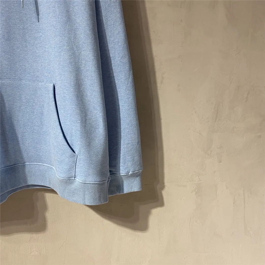 The top tested version of Balenciaga BALENCIAGA classic cola wave print hooded sweatshirt, developed from the original ZP version, 1:1 customized accessories and packaging (including logo Sydney paper + new master mark + washing + tag). The entire sweatshirt is made of 460g pure cotton large terry, and the water-resistant weight can reach 490, giving it a full sense of thickness. The printing uses the Israeli Kornit digital direct-injection process. The dye is added with 0.028 granular nano-plastics. When sprayed on the fabric, it has strong adhesion and is not afraid of strong washing and exposure (it is recommended to take care of the clothes), ensuring that the printing will not fall off after wearing. Customized washing, labeling, accessories, and hardware can reach professional standards. Whole piece of clothing, hat string, threaded fabric, produced in the same vat, 0 color difference, color: haze blue, size: XS-L P:450