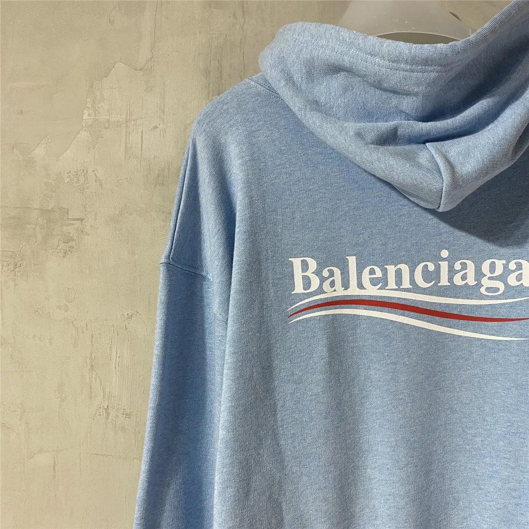 The top tested version of Balenciaga BALENCIAGA classic cola wave print hooded sweatshirt, developed from the original ZP version, 1:1 customized accessories and packaging (including logo Sydney paper + new master mark + washing + tag). The entire sweatshirt is made of 460g pure cotton large terry, and the water-resistant weight can reach 490, giving it a full sense of thickness. The printing uses the Israeli Kornit digital direct-injection process. The dye is added with 0.028 granular nano-plastics. When sprayed on the fabric, it has strong adhesion and is not afraid of strong washing and exposure (it is recommended to take care of the clothes), ensuring that the printing will not fall off after wearing. Customized washing, labeling, accessories, and hardware can reach professional standards. Whole piece of clothing, hat string, threaded fabric, produced in the same vat, 0 color difference, color: haze blue, size: XS-L P:450