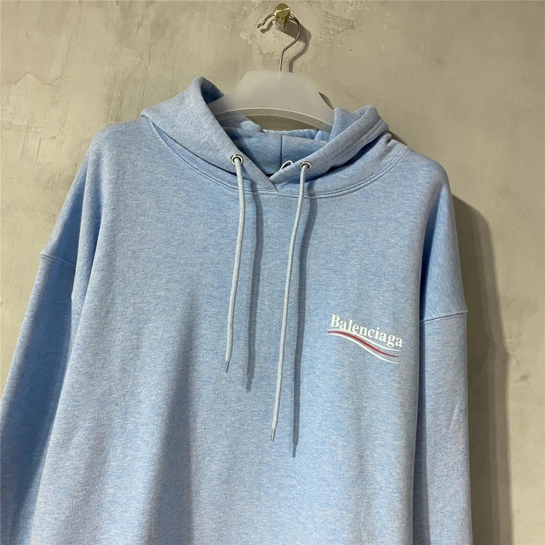 The top tested version of Balenciaga BALENCIAGA classic cola wave print hooded sweatshirt, developed from the original ZP version, 1:1 customized accessories and packaging (including logo Sydney paper + new master mark + washing + tag). The entire sweatshirt is made of 460g pure cotton large terry, and the water-resistant weight can reach 490, giving it a full sense of thickness. The printing uses the Israeli Kornit digital direct-injection process. The dye is added with 0.028 granular nano-plastics. When sprayed on the fabric, it has strong adhesion and is not afraid of strong washing and exposure (it is recommended to take care of the clothes), ensuring that the printing will not fall off after wearing. Customized washing, labeling, accessories, and hardware can reach professional standards. Whole piece of clothing, hat string, threaded fabric, produced in the same vat, 0 color difference, color: haze blue, size: XS-L P:450