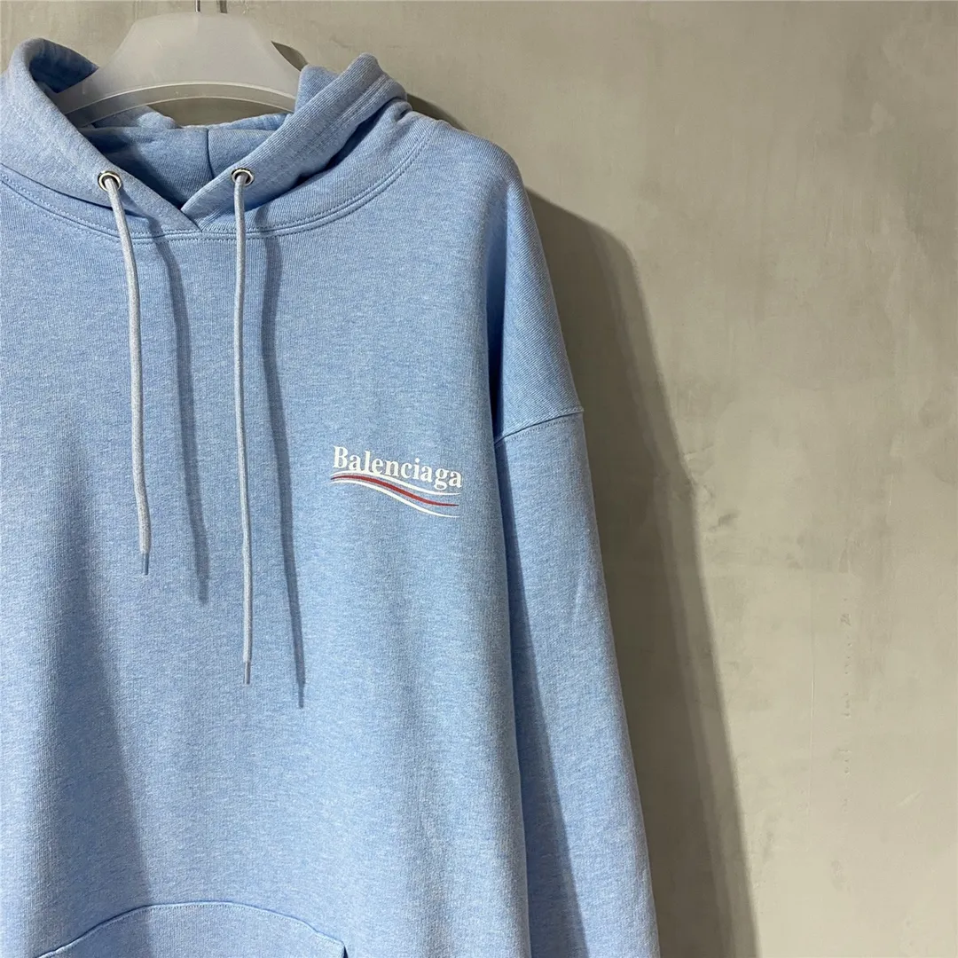 The top tested version of Balenciaga BALENCIAGA classic cola wave print hooded sweatshirt, developed from the original ZP version, 1:1 customized accessories and packaging (including logo Sydney paper + new master mark + washing + tag). The entire sweatshirt is made of 460g pure cotton large terry, and the water-resistant weight can reach 490, giving it a full sense of thickness. The printing uses the Israeli Kornit digital direct-injection process. The dye is added with 0.028 granular nano-plastics. When sprayed on the fabric, it has strong adhesion and is not afraid of strong washing and exposure (it is recommended to take care of the clothes), ensuring that the printing will not fall off after wearing. Customized washing, labeling, accessories, and hardware can reach professional standards. Whole piece of clothing, hat string, threaded fabric, produced in the same vat, 0 color difference, color: haze blue, size: XS-L P:450