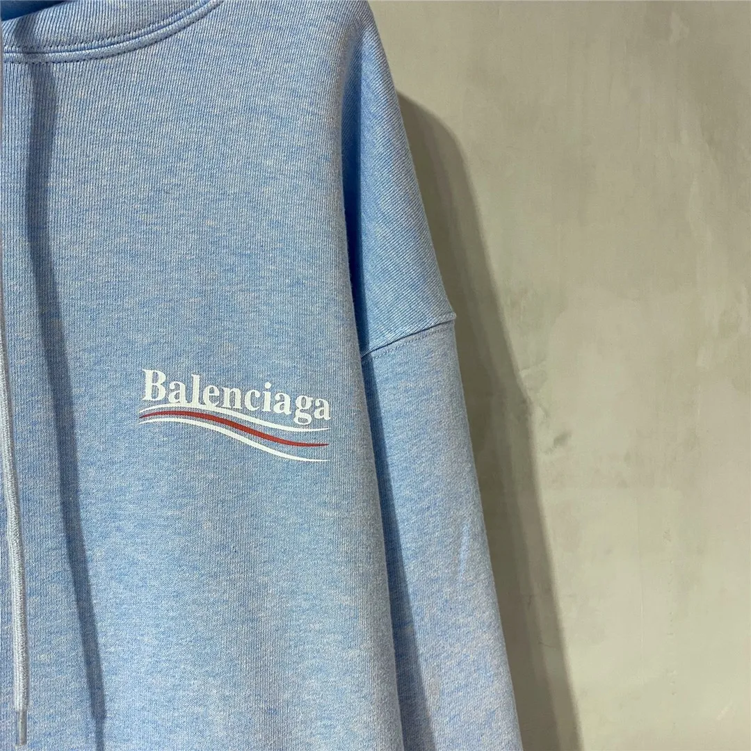 The top tested version of Balenciaga BALENCIAGA classic cola wave print hooded sweatshirt, developed from the original ZP version, 1:1 customized accessories and packaging (including logo Sydney paper + new master mark + washing + tag). The entire sweatshirt is made of 460g pure cotton large terry, and the water-resistant weight can reach 490, giving it a full sense of thickness. The printing uses the Israeli Kornit digital direct-injection process. The dye is added with 0.028 granular nano-plastics. When sprayed on the fabric, it has strong adhesion and is not afraid of strong washing and exposure (it is recommended to take care of the clothes), ensuring that the printing will not fall off after wearing. Customized washing, labeling, accessories, and hardware can reach professional standards. Whole piece of clothing, hat string, threaded fabric, produced in the same vat, 0 color difference, color: haze blue, size: XS-L P:450