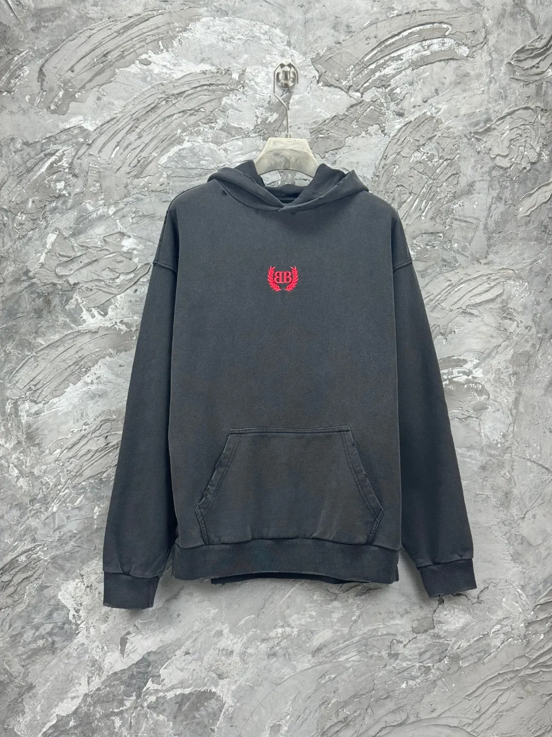 🅿️360 - BALENCI*GA hooded long-sleeved sweatshirt with Paris wheat LOGO embroidered on the chest. The front letters are imported from Tajima embroidery machine. The hand-made masters position and wear them at fixed points. The ready-made garments are washed and aged. The letters are clear and the effect is three-dimensional. Exclusively pattern-woven and dyed 460g fabric. Threads are dyed in the same vat with zero color difference. Brick cabinet synchronization. Welcome to compare. Same style for men and women -Color: washed black -SIZE: Xs S M L Style number 8965#