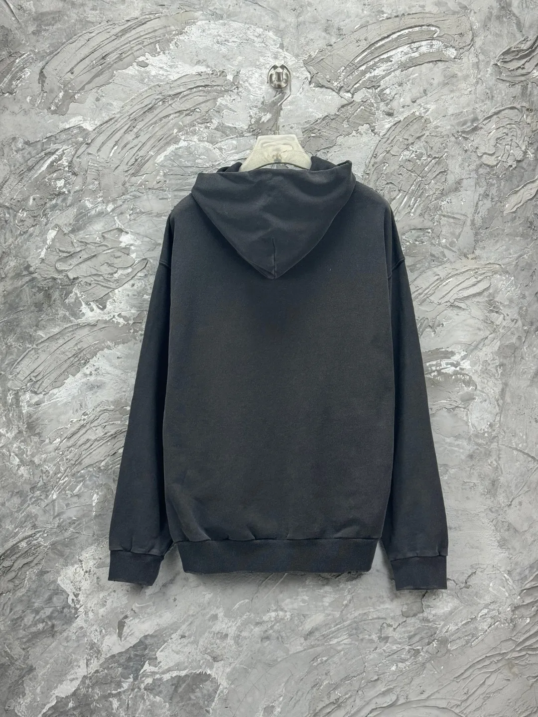 🅿️360 - BALENCI*GA hooded long-sleeved sweatshirt with Paris wheat LOGO embroidered on the chest. The front letters are imported from Tajima embroidery machine. The hand-made masters position and wear them at fixed points. The ready-made garments are washed and aged. The letters are clear and the effect is three-dimensional. Exclusively pattern-woven and dyed 460g fabric. Threads are dyed in the same vat with zero color difference. Brick cabinet synchronization. Welcome to compare. Same style for men and women -Color: washed black -SIZE: Xs S M L Style number 8965#