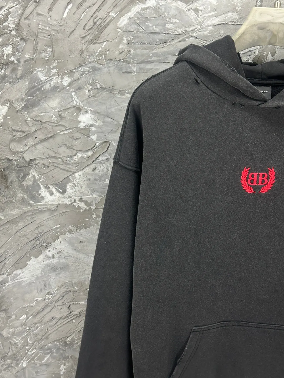 🅿️360 - BALENCI*GA hooded long-sleeved sweatshirt with Paris wheat LOGO embroidered on the chest. The front letters are imported from Tajima embroidery machine. The hand-made masters position and wear them at fixed points. The ready-made garments are washed and aged. The letters are clear and the effect is three-dimensional. Exclusively pattern-woven and dyed 460g fabric. Threads are dyed in the same vat with zero color difference. Brick cabinet synchronization. Welcome to compare. Same style for men and women -Color: washed black -SIZE: Xs S M L Style number 8965#