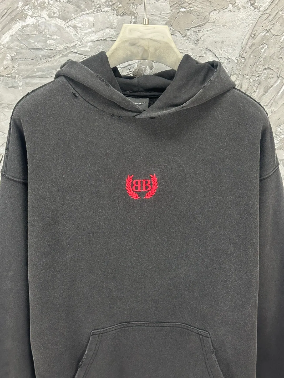 🅿️360 - BALENCI*GA hooded long-sleeved sweatshirt with Paris wheat LOGO embroidered on the chest. The front letters are imported from Tajima embroidery machine. The hand-made masters position and wear them at fixed points. The ready-made garments are washed and aged. The letters are clear and the effect is three-dimensional. Exclusively pattern-woven and dyed 460g fabric. Threads are dyed in the same vat with zero color difference. Brick cabinet synchronization. Welcome to compare. Same style for men and women -Color: washed black -SIZE: Xs S M L Style number 8965#