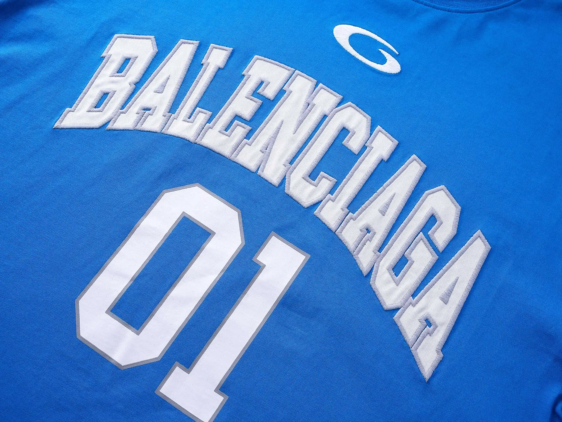 🅿️240 real photos [Top version. Official website quality] BALENCI*GA/Paris.SS25 latest basketball uniform embroidered printed long-sleeved T-shirt. The front embroidery is embroidered and printed using a Tajima computer embroidery machine, the lower left corner is stamped, and the back piece is printed. Brick cabinets are synchronized. Genuine products are developed at the first time. The fabric is made of Paris ZP custom-woven and dyed cotton double yarn. Weighing 260 grams, the cloth surface is clean. The cloth pattern is clear, soft and comfortable. The threads are dyed with no color difference. The printing uses environmentally friendly imported materials, the letters are clear and the effect is three-dimensional. The version adopts OS loose shoulder design. Same style for men and women. Code: BL255069 Color: black, white, purple, orchid. Size: XS S M L