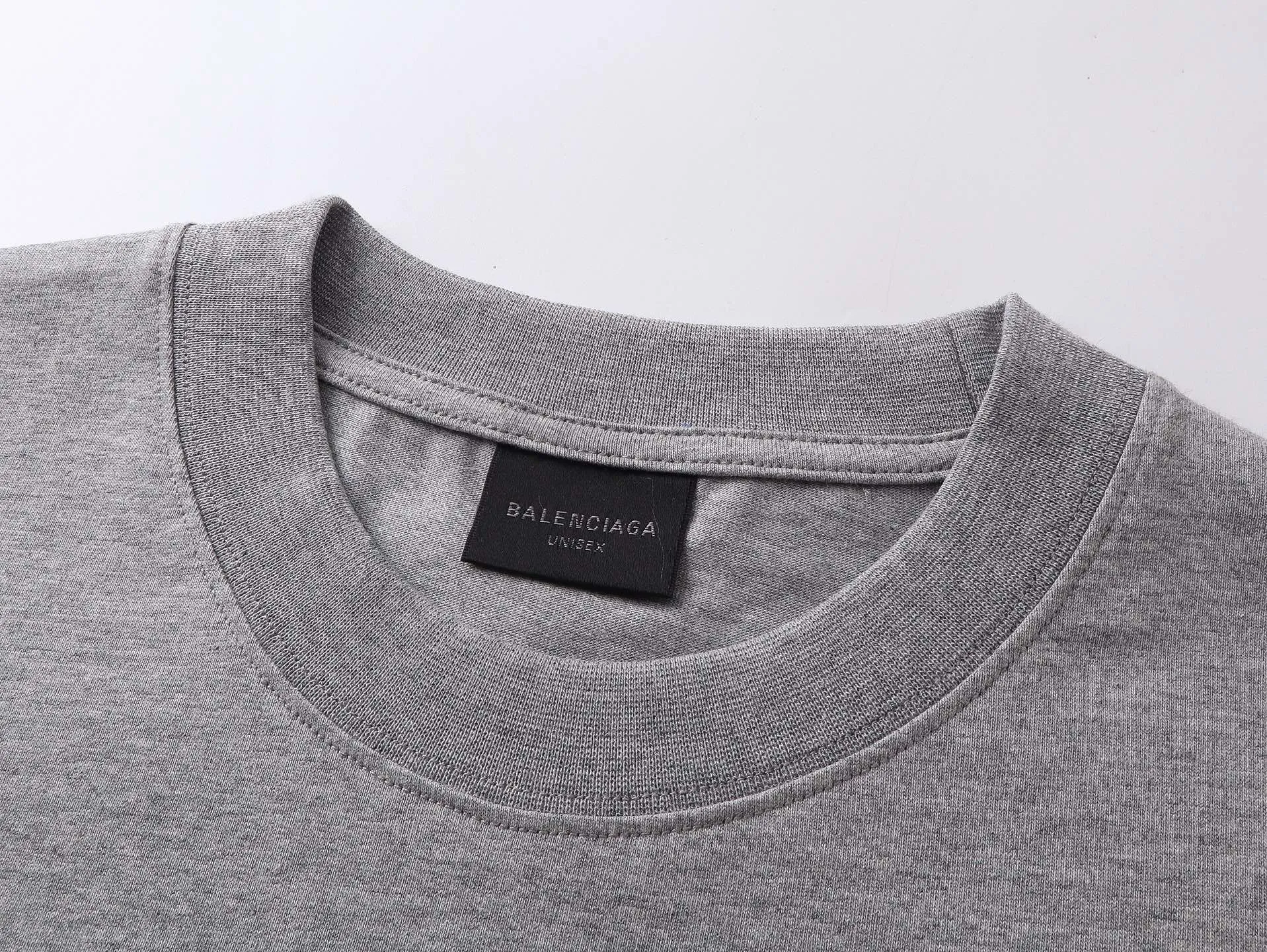 🅿️180 photos [Top version. Official website quality] BALENCI*GA/Paris. 2025 new model. The short-sleeved T-shirt is embroidered with the CEO team logo on the front. It is synchronized with the brick cabinet. It is developed as an authentic product at the first time. Please print and compare! The fabric is made of Paris ZP custom-woven and dyed cotton with double yarn. Weighing 260 grams, the cloth surface is clean. The cloth pattern is clear, soft and comfortable. The threads are dyed with no color difference. The embroidery uses imported Tajima embroidery machines. The letters are clear and the effect is three-dimensional. The entire garment is worn and distressed. The version adopts OS loose shoulder design. Same style for men and women. Code: BL253697 Color: Gray Size: XS S M L