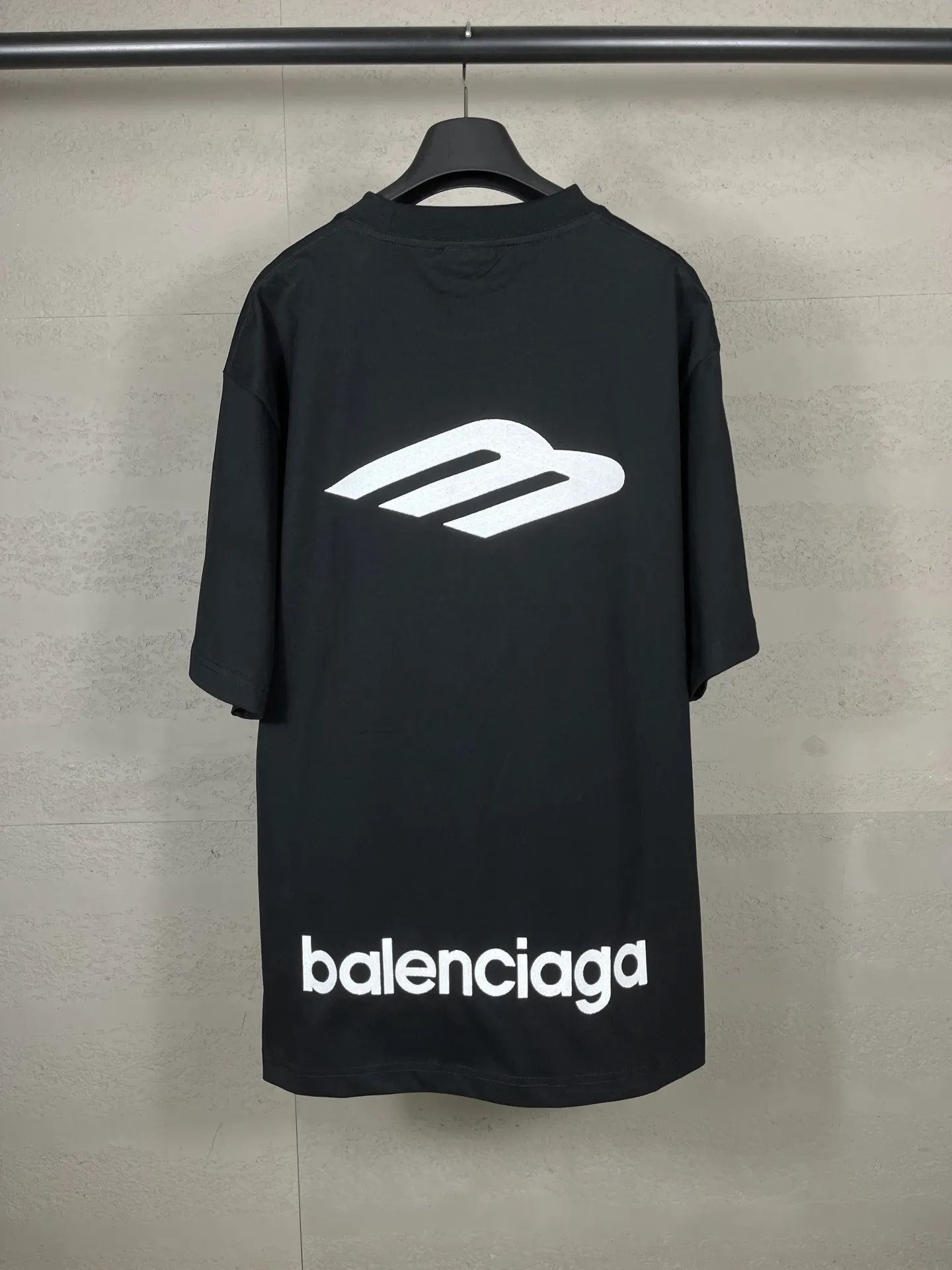 🅿️200 Actual pictures [Top version. Official website quality] BALENCI*GA/Paris BALENCI*GA#SS26 The latest model of the ski sports series, with a small LOGO on the front and a large LOGO on the back, classic icons embroidered with thousands of needles. Brick cabinet sync. Genuine products are developed and developed in the first time. Welcome to compare! The fabric is made of Paris ZP custom-woven and dyed 100% cotton double-yarn compact cotton. The weight is 260 grams. The cloth surface is clean. The cloth pattern is clear. It is soft and comfortable. It has good color fastness and is not easy to change color. The threads are woven and dyed with no color difference. The embroidery is done using imported Tajima embroidery machines. Super 10W needle and thread high-density embroidery. The effect is three-dimensional and the lines are clear. No burrs and miscellaneous threads, super high-tech embroidery. The version adopts OS loose shoulder design. Same style for men and women. Code: BL253737 Color: black, white, yellow, blue Size: XS, S, M, L