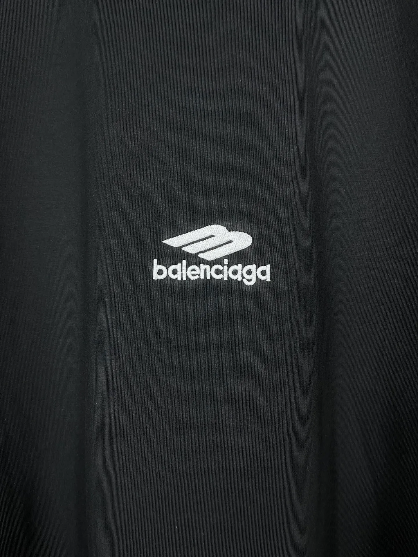 🅿️200 Actual pictures [Top version. Official website quality] BALENCI*GA/Paris BALENCI*GA#SS26 The latest model of the ski sports series, with a small LOGO on the front and a large LOGO on the back, classic icons embroidered with thousands of needles. Brick cabinet sync. Genuine products are developed and developed in the first time. Welcome to compare! The fabric is made of Paris ZP custom-woven and dyed 100% cotton double-yarn compact cotton. The weight is 260 grams. The cloth surface is clean. The cloth pattern is clear. It is soft and comfortable. It has good color fastness and is not easy to change color. The threads are woven and dyed with no color difference. The embroidery is done using imported Tajima embroidery machines. Super 10W needle and thread high-density embroidery. The effect is three-dimensional and the lines are clear. No burrs and miscellaneous threads, super high-tech embroidery. The version adopts OS loose shoulder design. Same style for men and women. Code: BL253737 Color: black, white, yellow, blue Size: XS, S, M, L