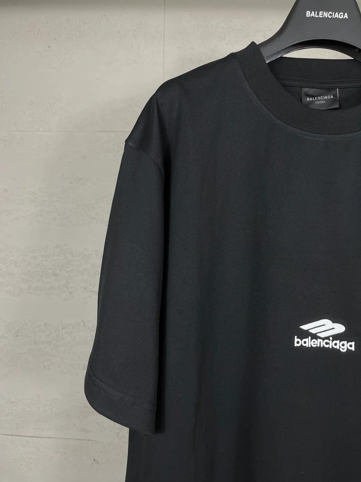 🅿️200 Actual pictures [Top version. Official website quality] BALENCI*GA/Paris BALENCI*GA#SS26 The latest model of the ski sports series, with a small LOGO on the front and a large LOGO on the back, classic icons embroidered with thousands of needles. Brick cabinet sync. Genuine products are developed and developed in the first time. Welcome to compare! The fabric is made of Paris ZP custom-woven and dyed 100% cotton double-yarn compact cotton. The weight is 260 grams. The cloth surface is clean. The cloth pattern is clear. It is soft and comfortable. It has good color fastness and is not easy to change color. The threads are woven and dyed with no color difference. The embroidery is done using imported Tajima embroidery machines. Super 10W needle and thread high-density embroidery. The effect is three-dimensional and the lines are clear. No burrs and miscellaneous threads, super high-tech embroidery. The version adopts OS loose shoulder design. Same style for men and women. Code: BL253737 Color: black, white, yellow, blue Size: XS, S, M, L