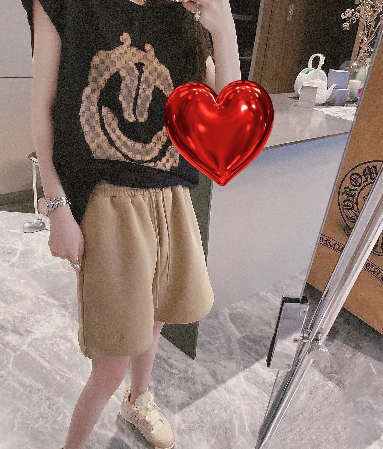 ♻️💯Refer to the model picture for the upper body❤️The top tested version of BALENCIAGA basic embroidered cotton loose shorts for men and women, the same fashion brand shorts. Fabric: Customized fish scale terry cotton fabric 440 grams, super heavy, ready-to-wear washed and soft to the touch. Printing: Japanese Tajima embroidery technology is used, the embroidery is accurate, the printing is meticulous and full, and there is no thread skipping. Accessories: Complete set of customized BLCG accessories Color: Fluorescent green black gray dark khaki Size: XS-L P:310