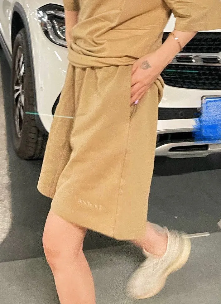 ♻️💯Refer to the model picture for the upper body❤️The top tested version of BALENCIAGA basic embroidered cotton loose shorts for men and women, the same fashion brand shorts. Fabric: Customized fish scale terry cotton fabric 440 grams, super heavy, ready-to-wear washed and soft to the touch. Printing: Japanese Tajima embroidery technology is used, the embroidery is accurate, the printing is meticulous and full, and there is no thread skipping. Accessories: Complete set of customized BLCG accessories Color: Fluorescent green black gray dark khaki Size: XS-L P:310